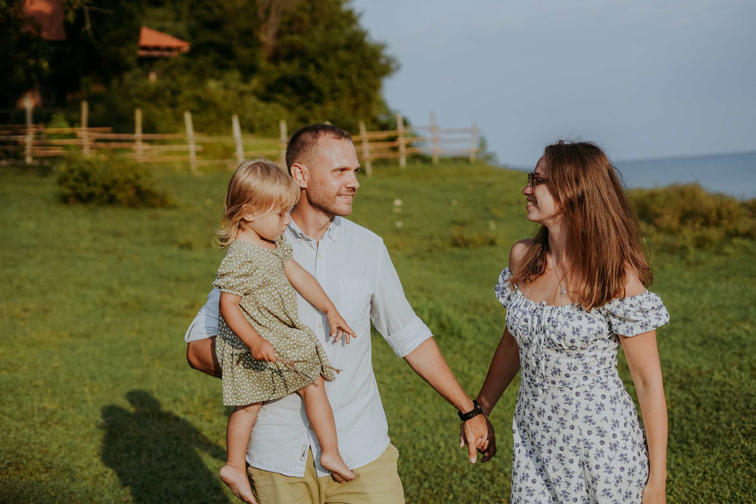 Вика, Сергей и маленькая Саша на берегу моря в Мюссере, Абхазия. Фотограф в Сочи и Абхазии | Фототуры | September Air