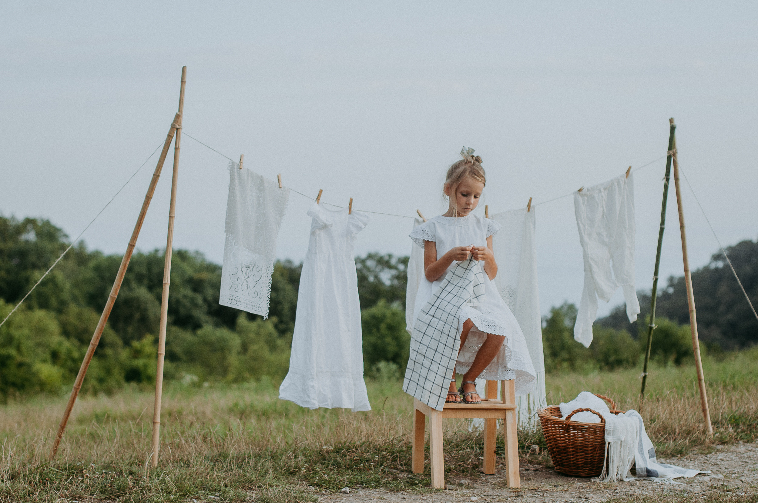 Девочка развешивает сушиться белье на бамбуковой сушилке на Орлиных скалах в Сочи