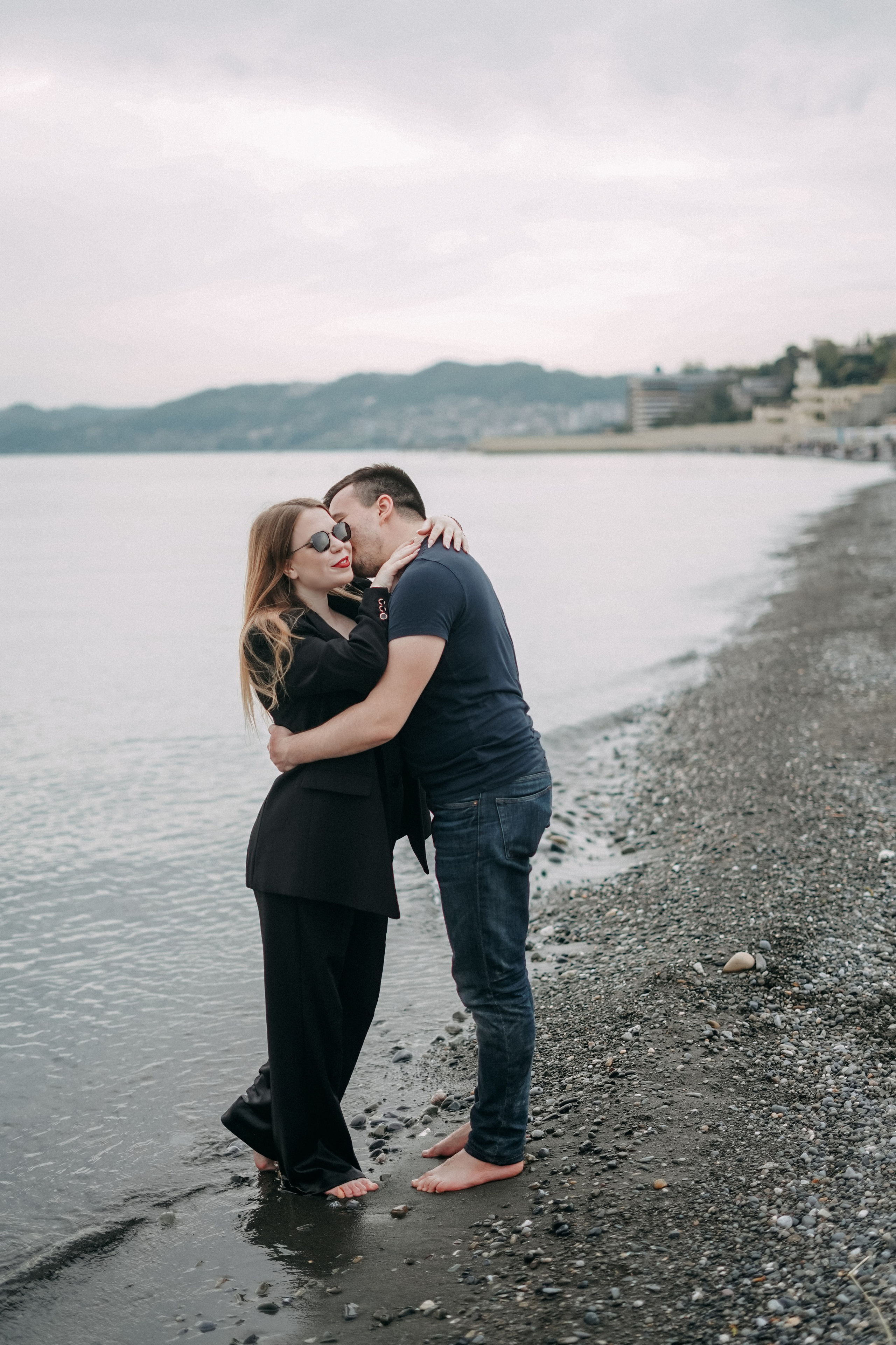 Даша и Артём на пляже Ривьера. Фотограф в Сочи и Абхазии | Фототуры | September Air