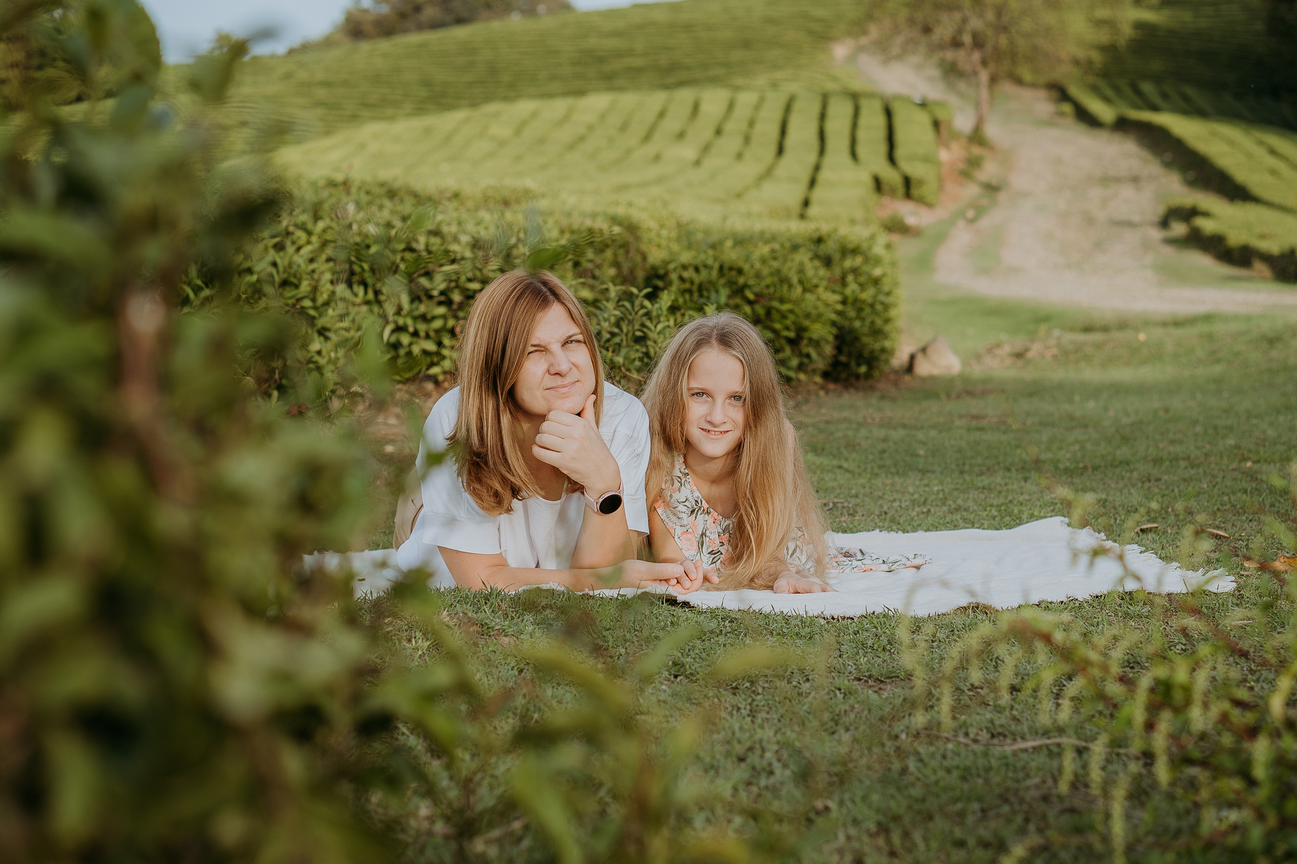 Наталья, Тимур, Элина и Максим. Семейная фотосессия на чайных плантациях. Фотограф в Сочи и Абхазии | Фототуры | September Air