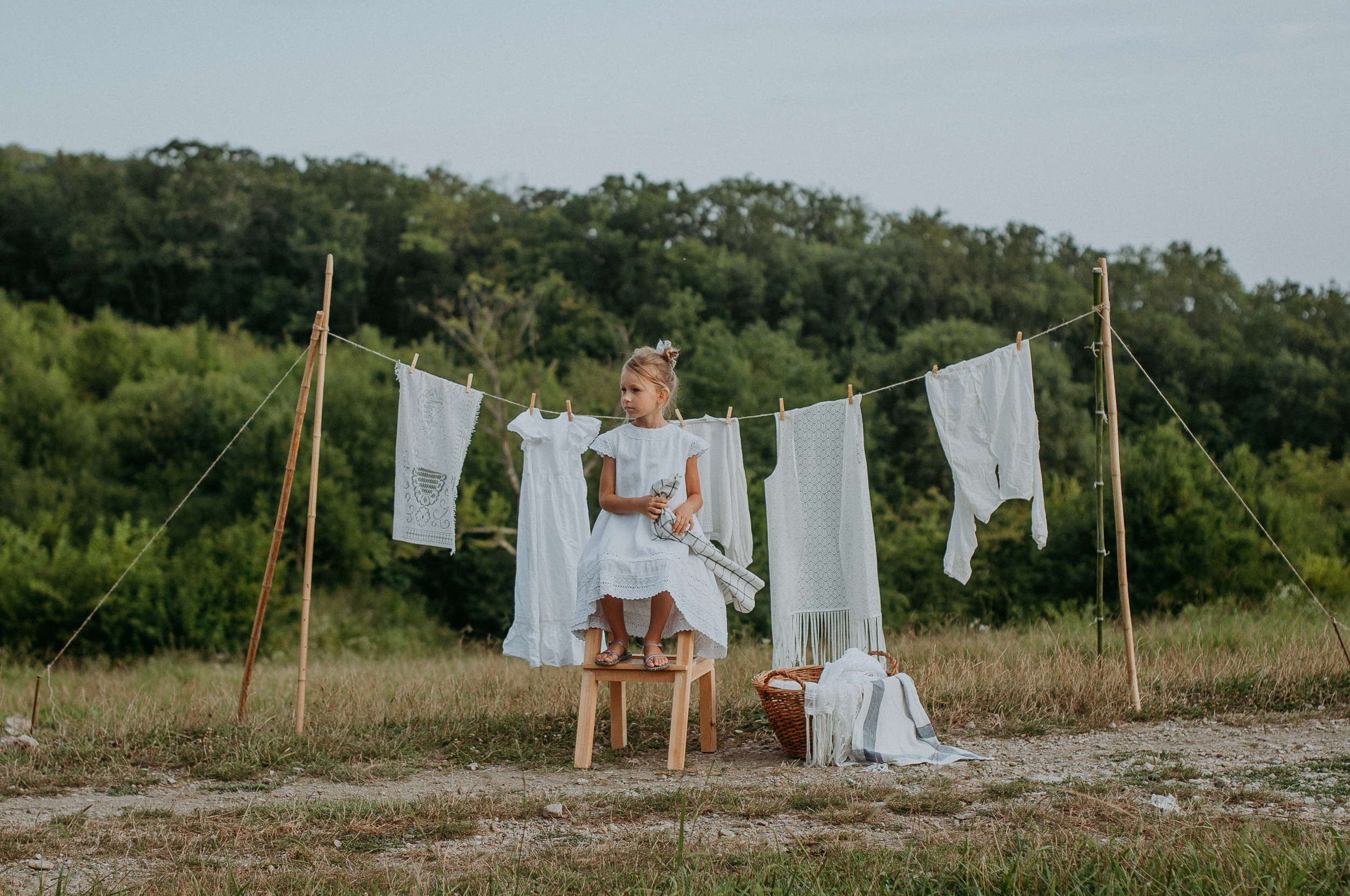 Девочка развешивает сушиться белье на бамбуковой сушилке на Орлиных скалах в Сочи