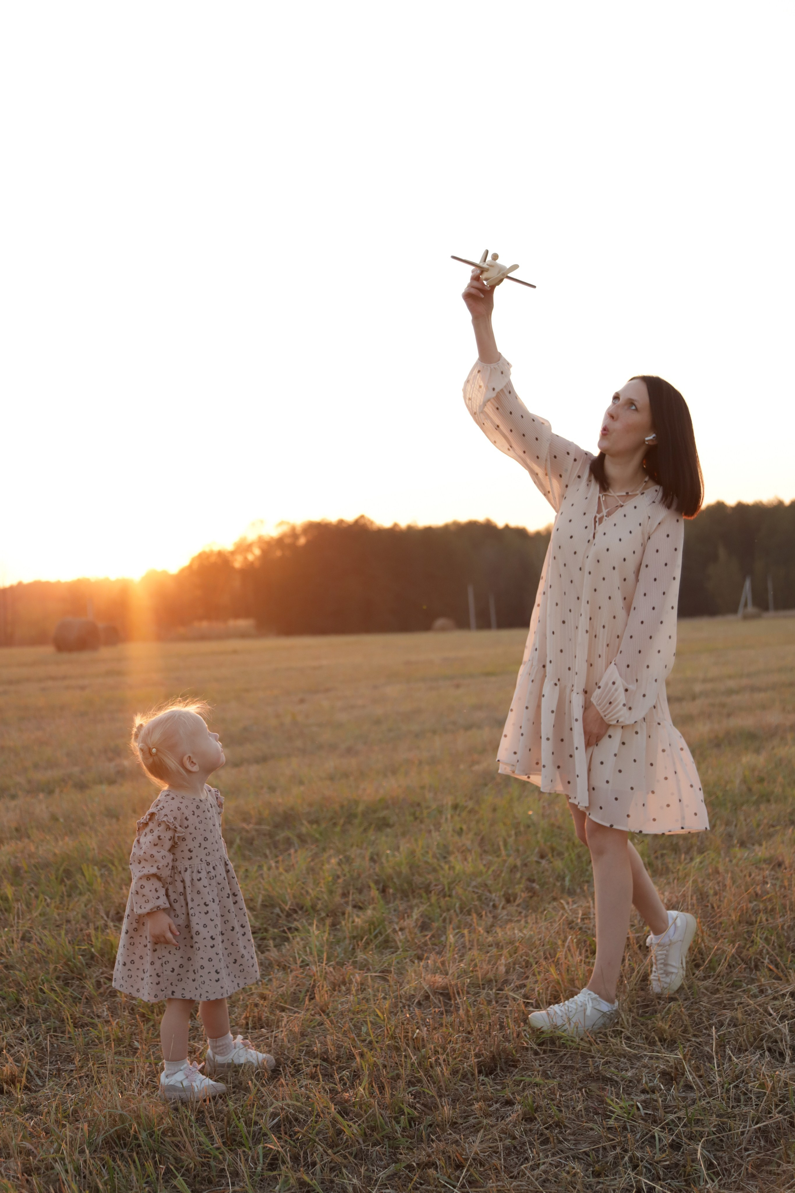 Мама с детьми в поле стога. Диана Николаева — фотограф город Балашиха