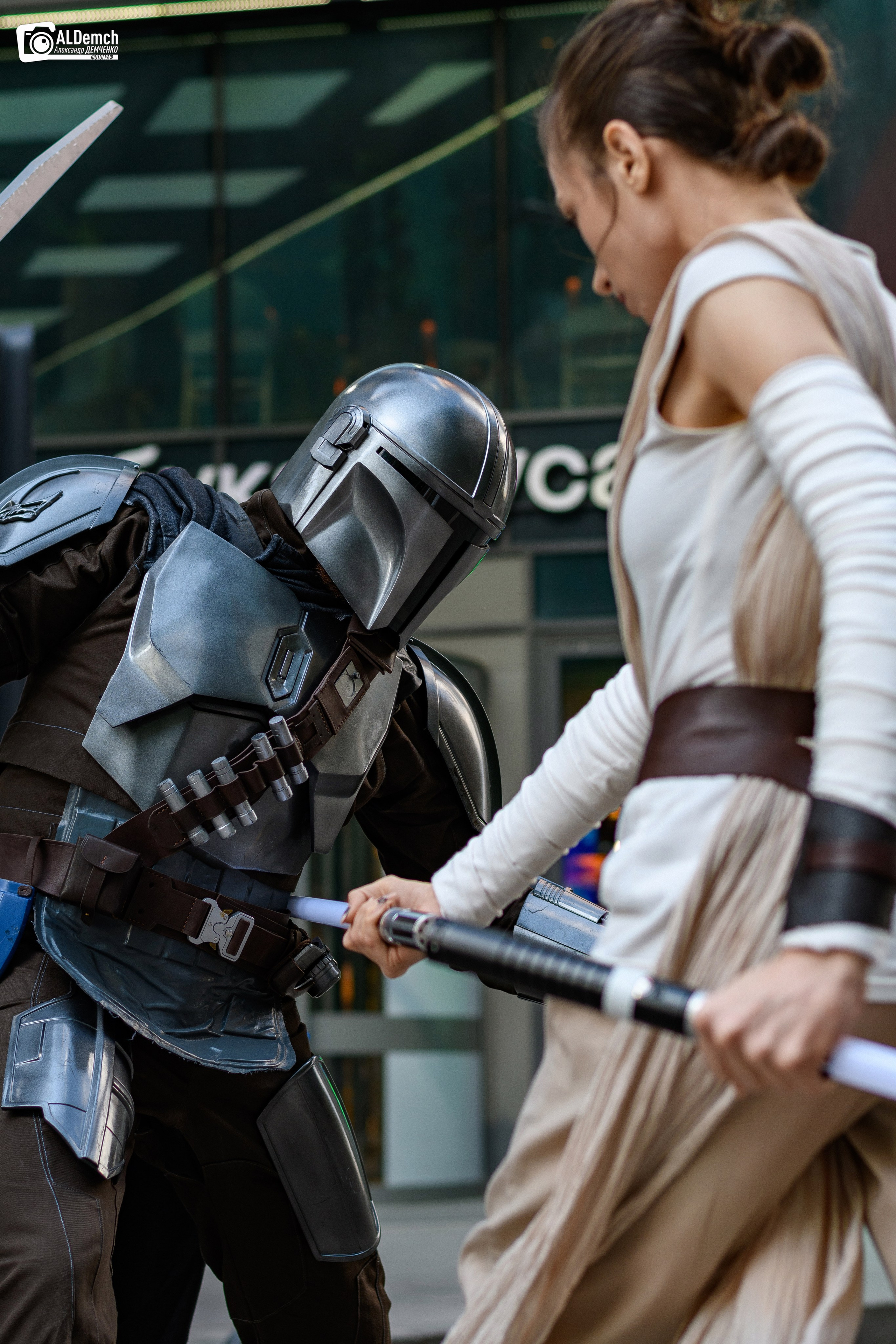 Рей против Мандалорца по звёздным войнам косплей фотосессия