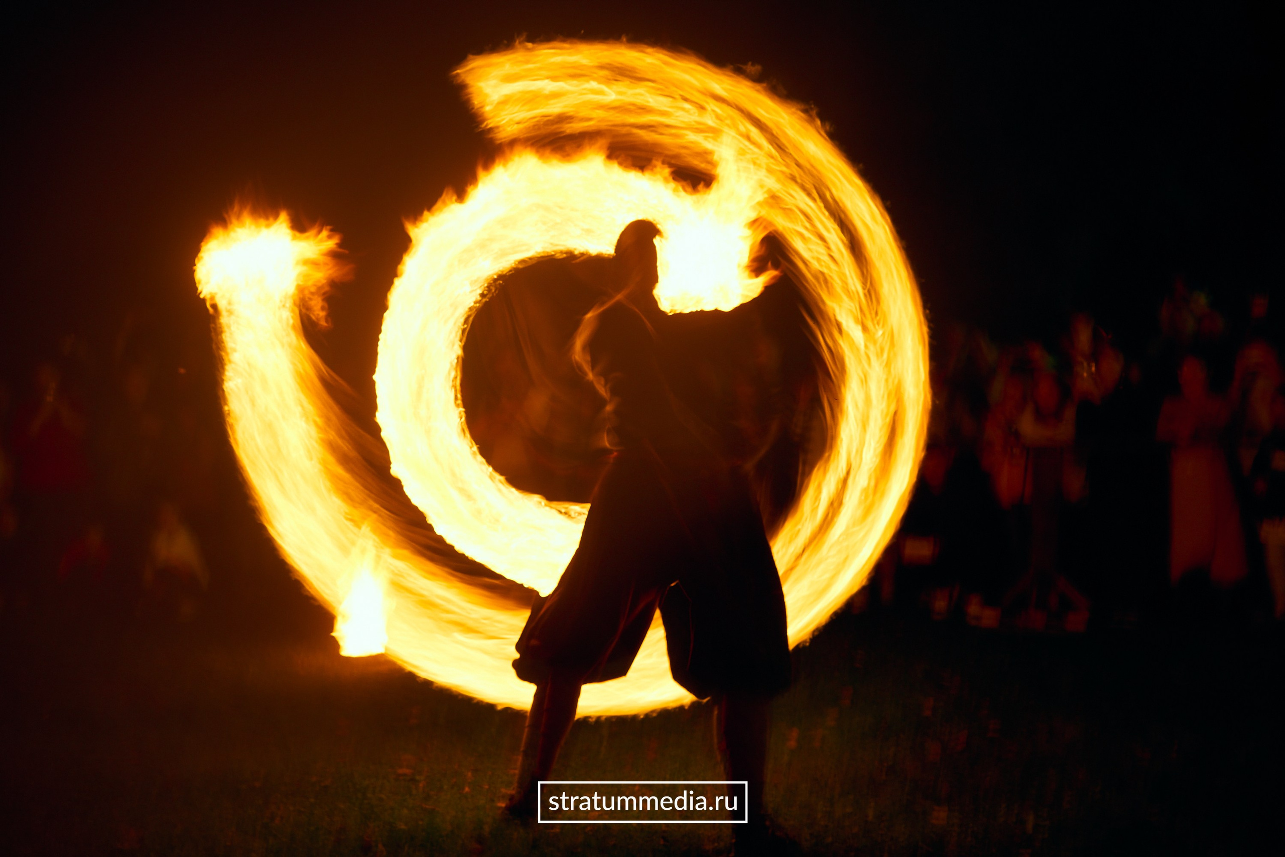 Fire Show at Park. Stratum Media — Фото-Видео Съемки