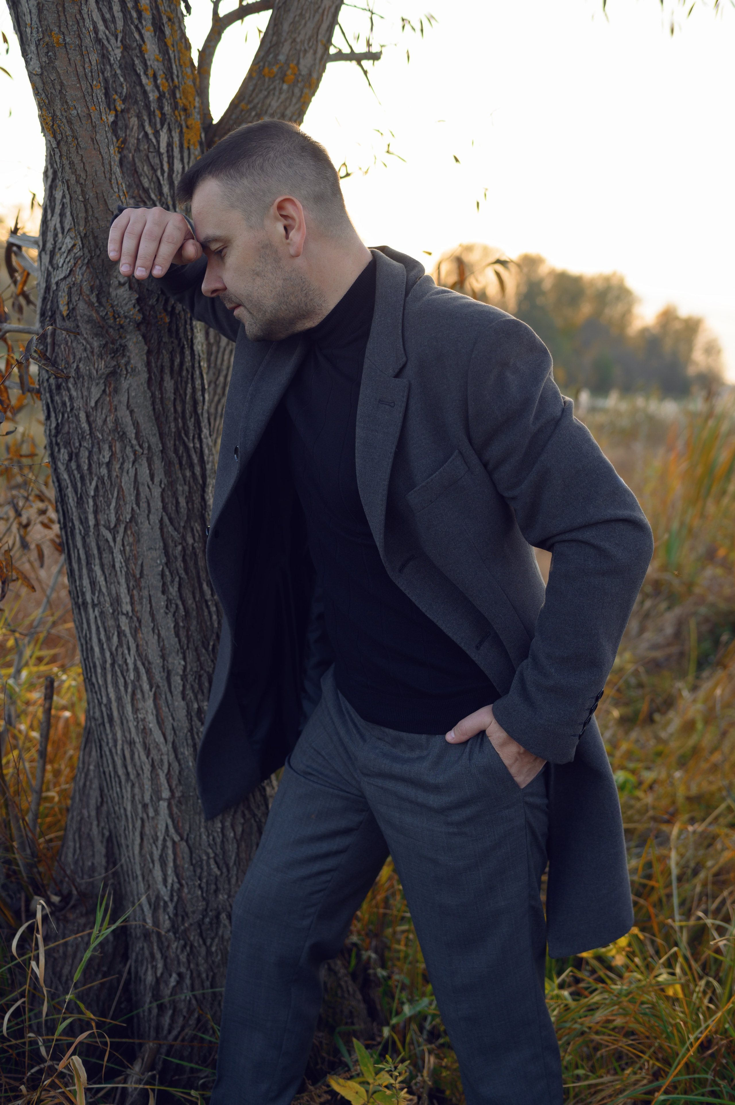 Мужская фотосессия на открытом воздухе