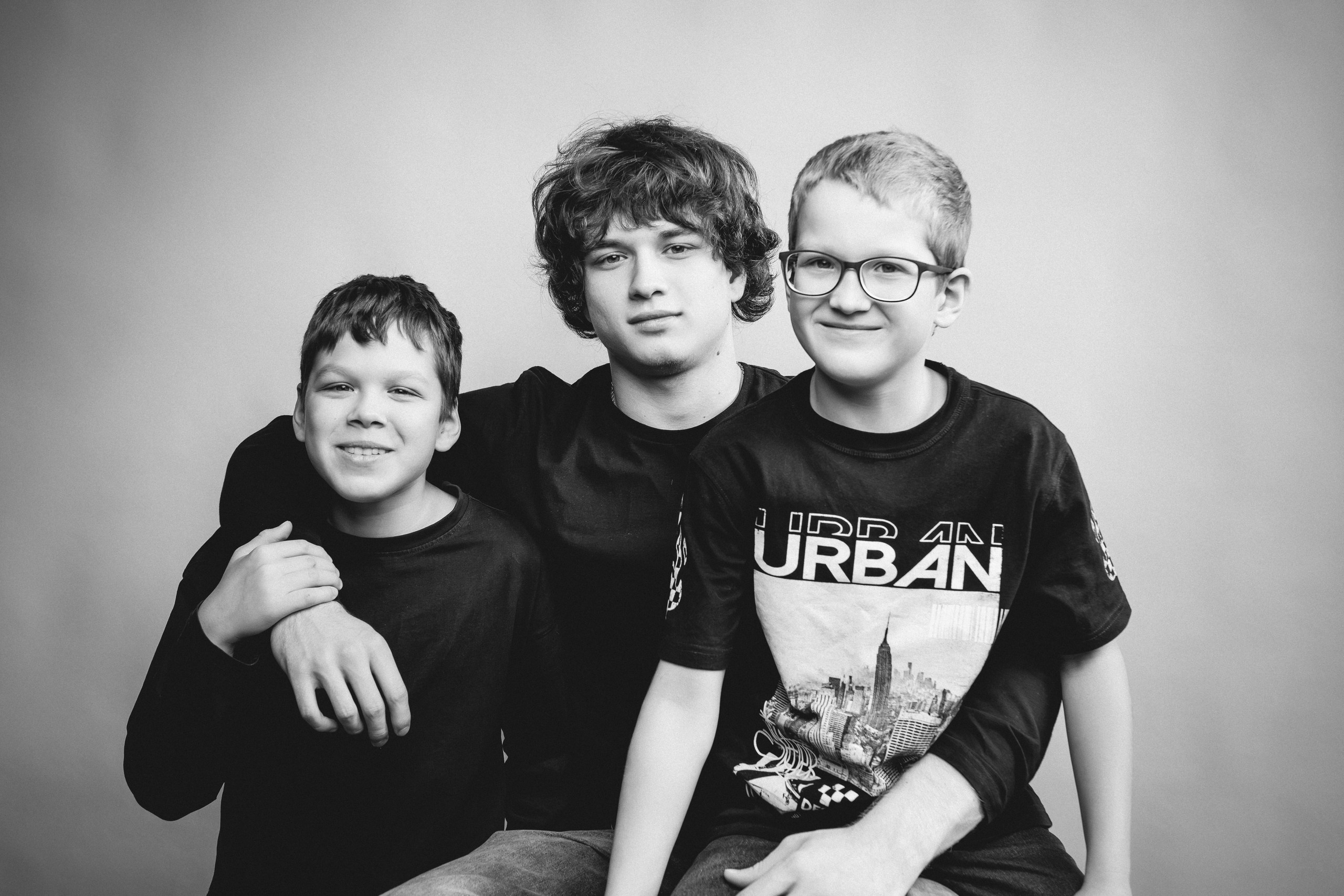 Женя с сыновьями — минимализм в лофте. Фотограф и видеограф в Тюмени Анна Жагорина, ваши фото еще не отдавали так быстро!