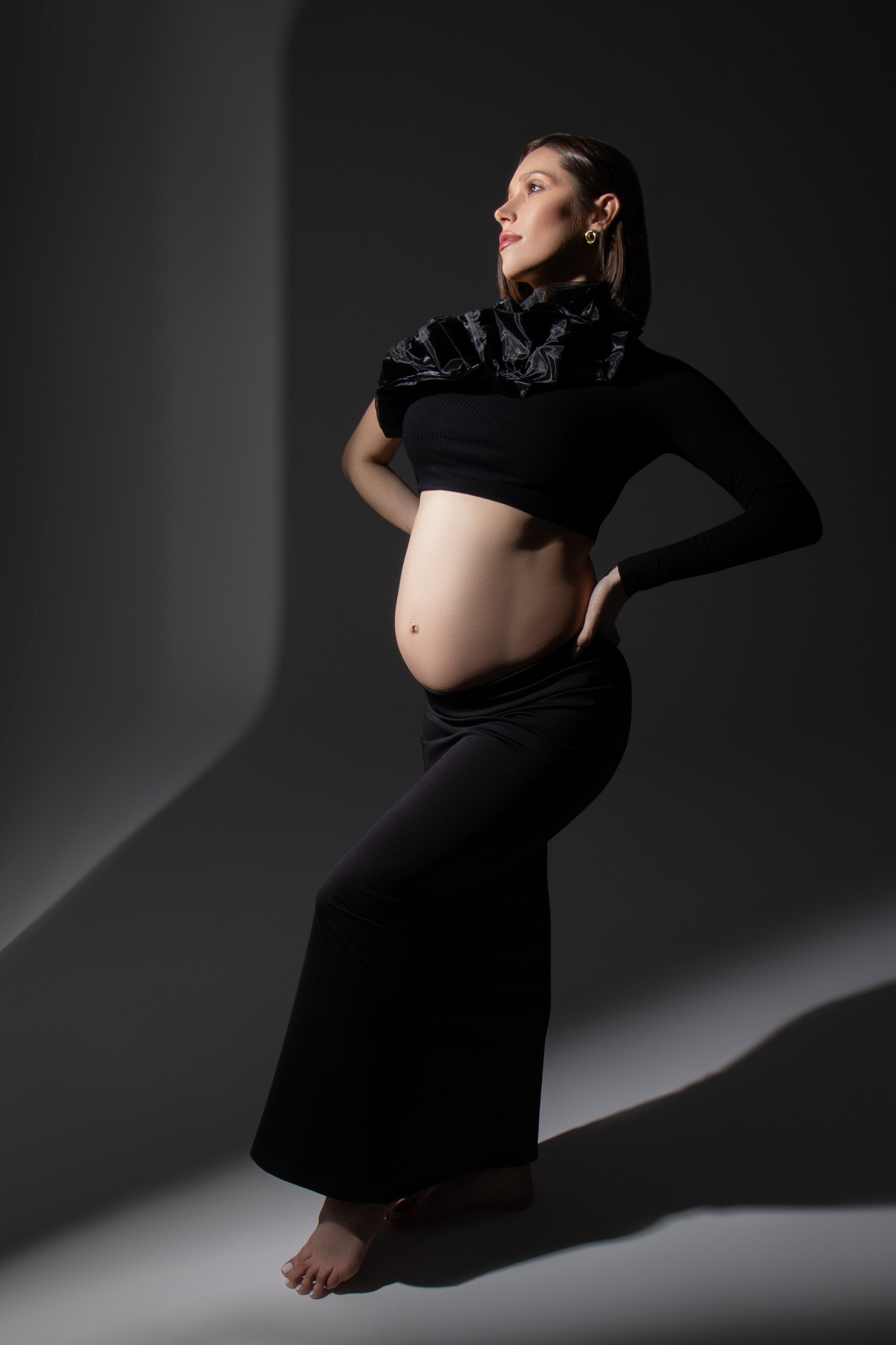 Фотосессия беременности в Москве! Все включено. Готовые образы. Помощь визажиста и стилиста. Фотосессия в стиле минимализм. Фотосессии в студиях Москвы с циклорамой. Фотосессия беременности идеи образов и позирования.