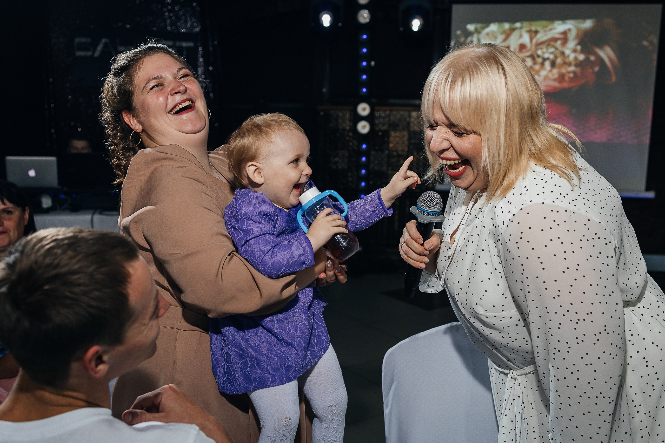 Чувственная первая встреча пары в отеле. Олег Сверчков | Свадебный фотограф Вологда