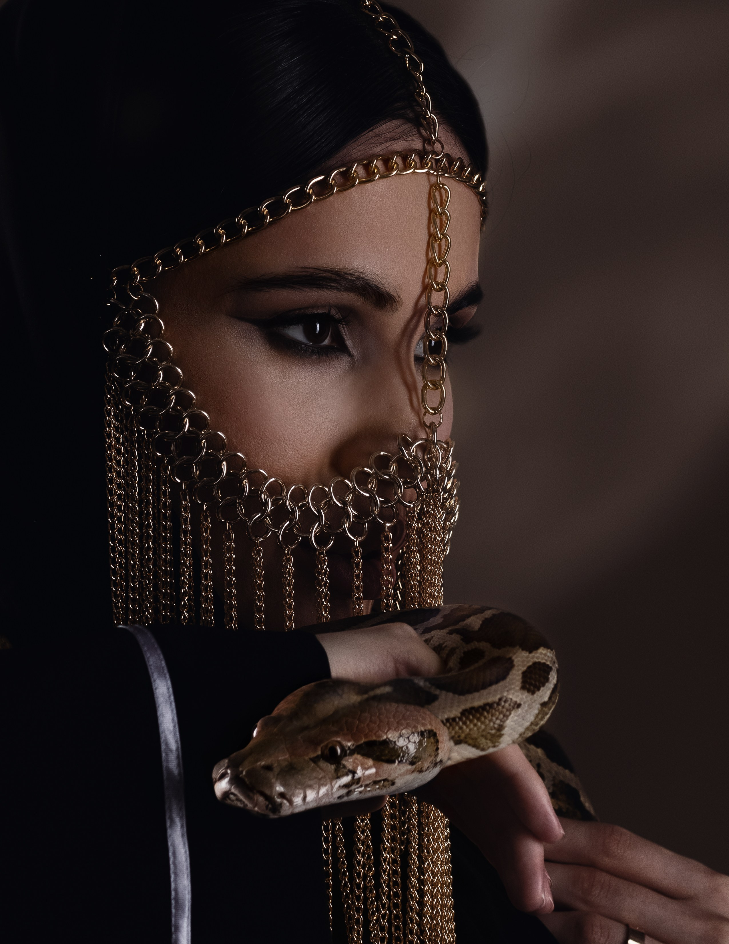 Фотосессия в стиле DUNA со змеёй в фотостудии Владивосток