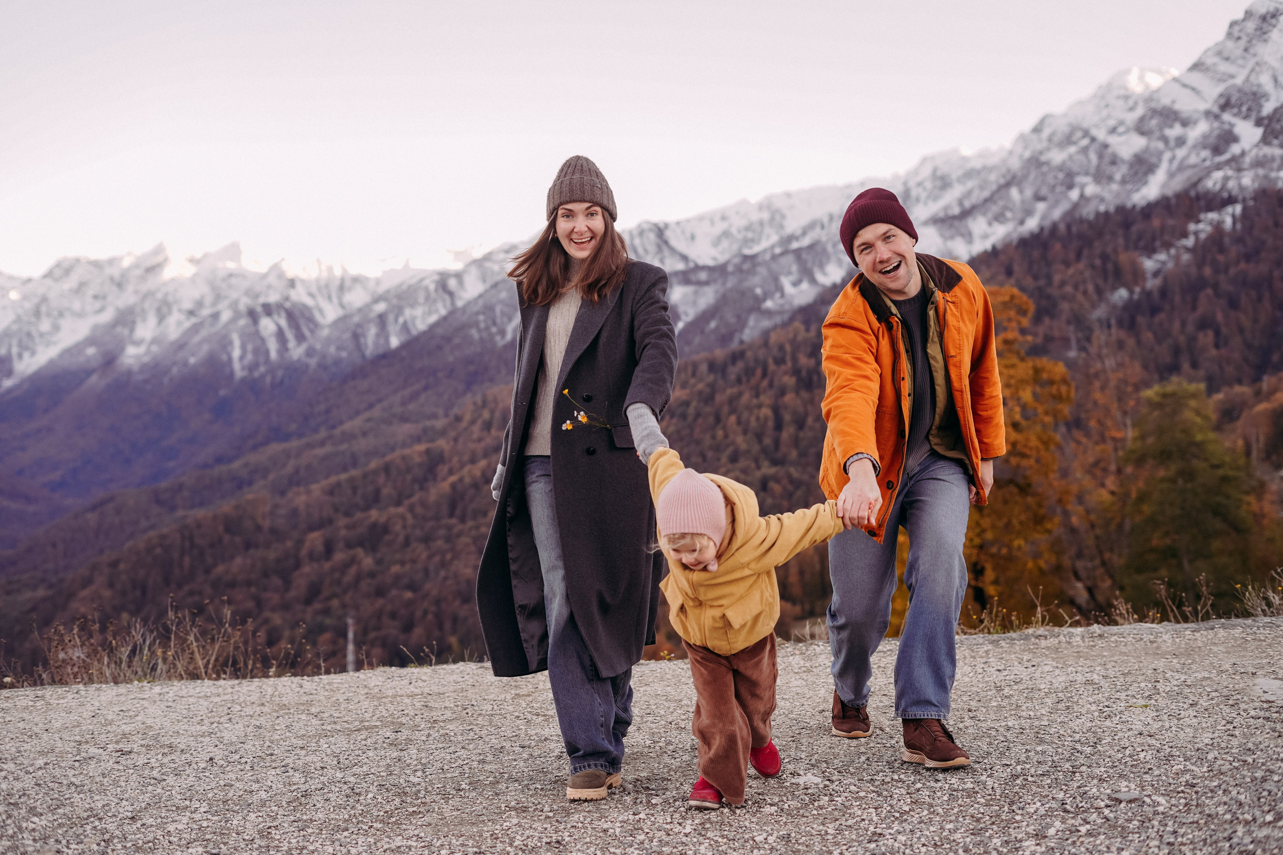 Алексей, Анна и Валентина в Горной Олимпийской деревне. Фотограф в Сочи и Абхазии | Фототуры | September Air