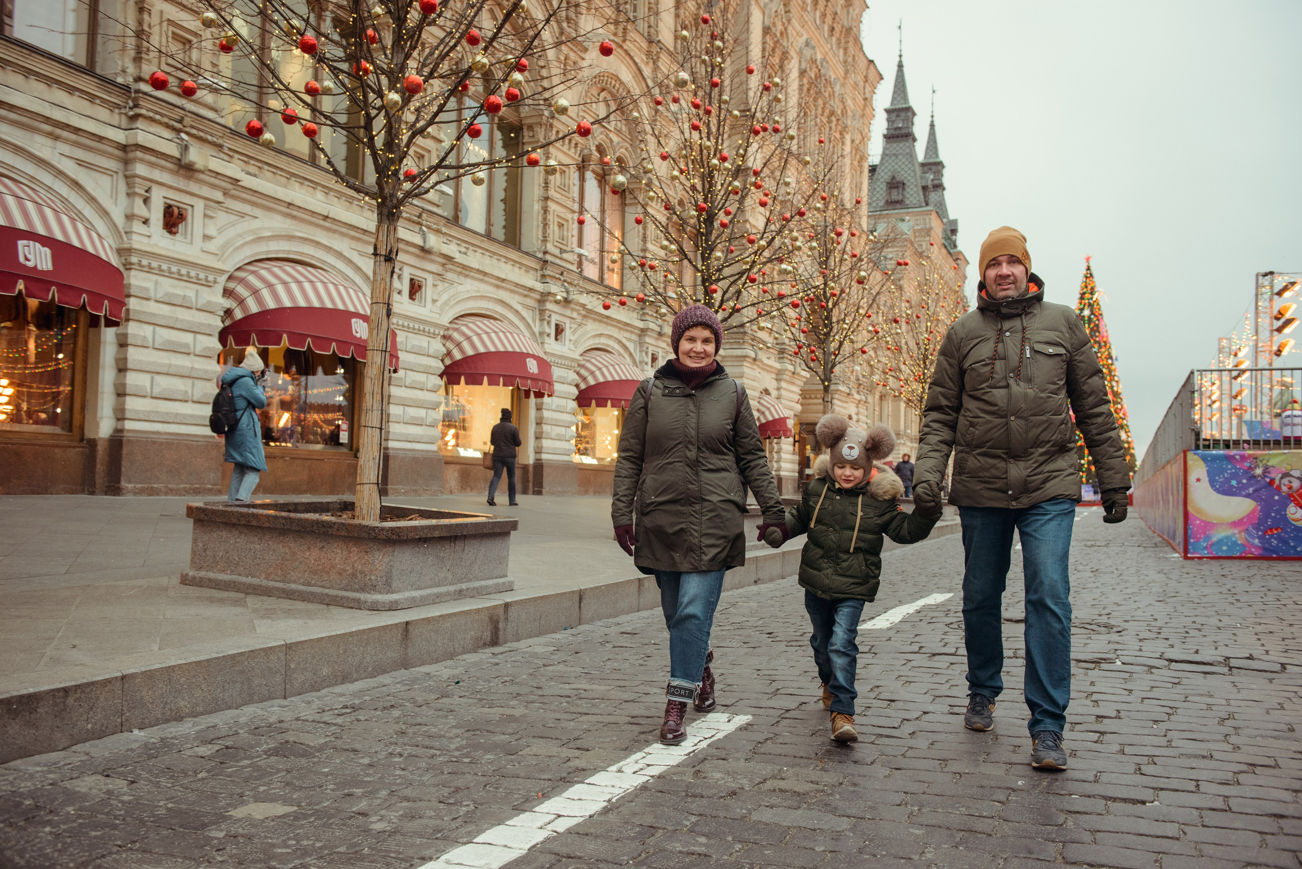 family photo shoot walking in the city. New Year Christmas photoshoot (Photographer in Edinburgh Elena Carruthers)