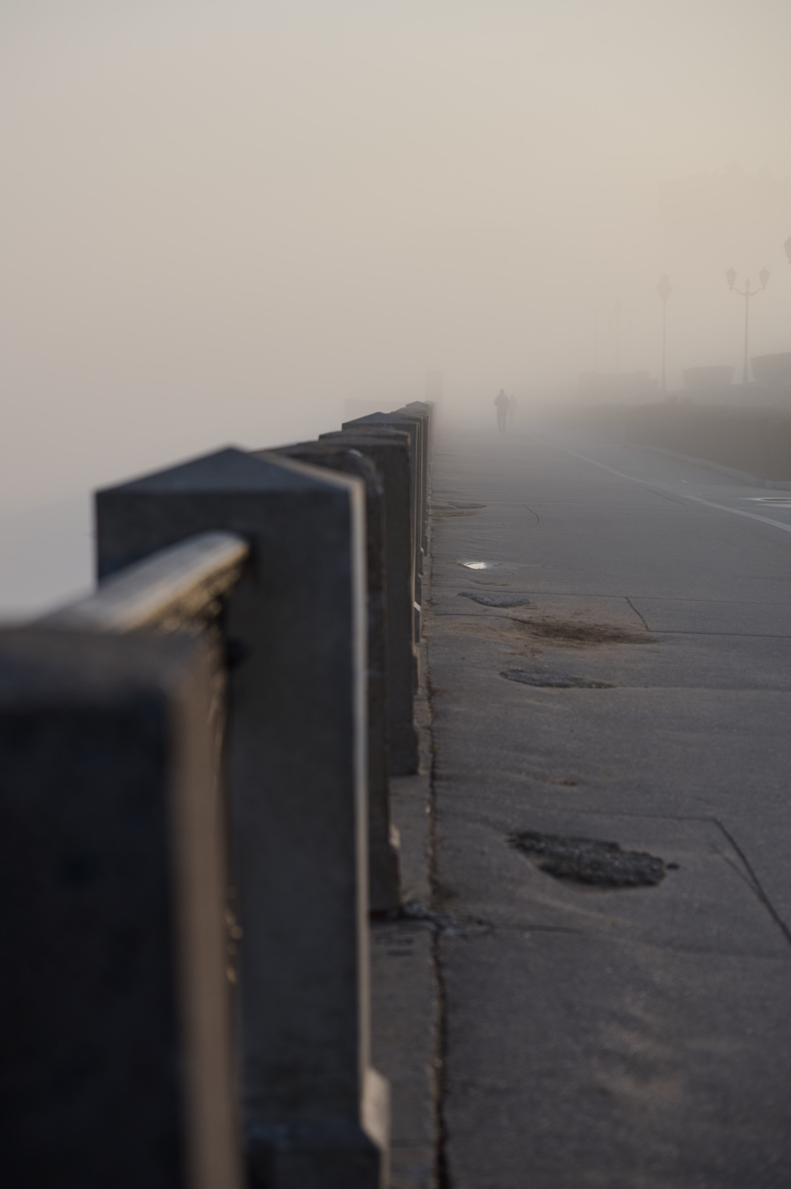 Туман на набережной Волги в Самаре, 8 апреля 2025 года