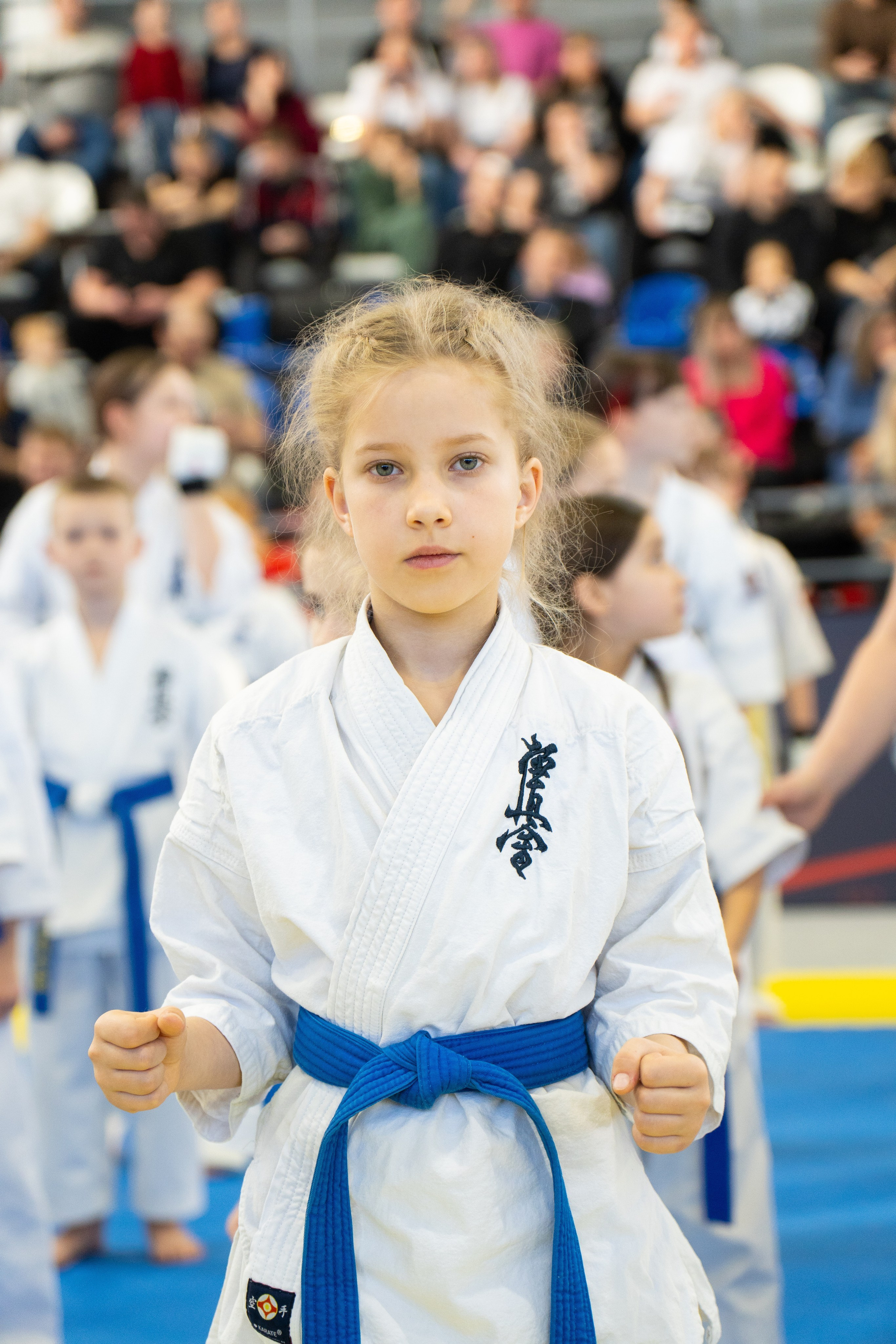 Юная спортсменка на соревнованиях по тхэквондо в Хабаровске — кадр репортажного фотографа