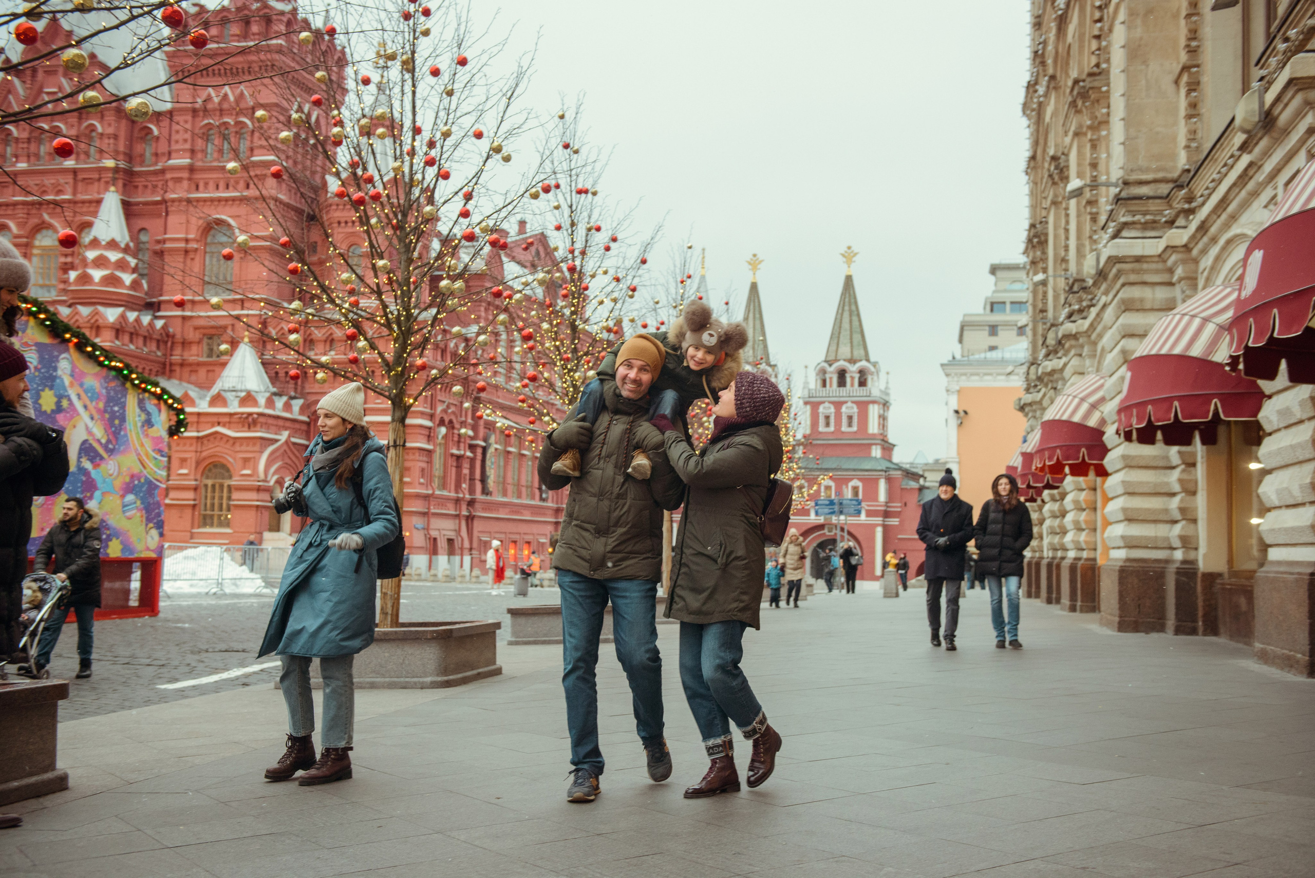 family photo shoot walking in the city. New Year Christmas photoshoot (Photographer in Edinburgh Elena Carruthers)