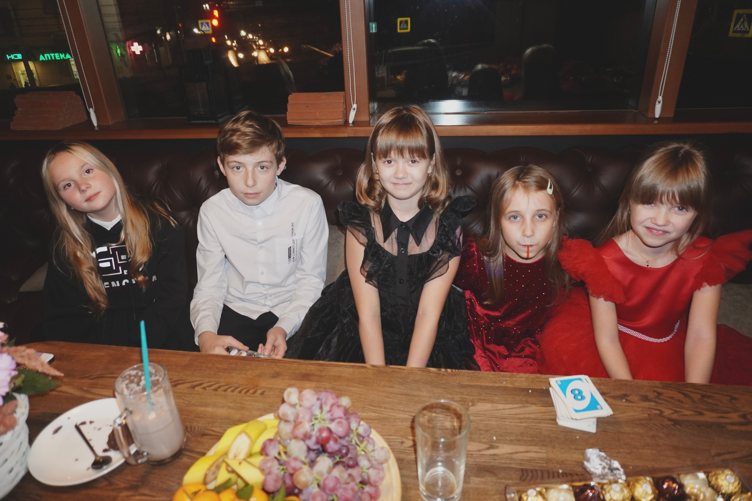 Съемка на день рождения Елены в окружении друзей и родных. Репортажный и портретный фотограф Татьяна Одинцова