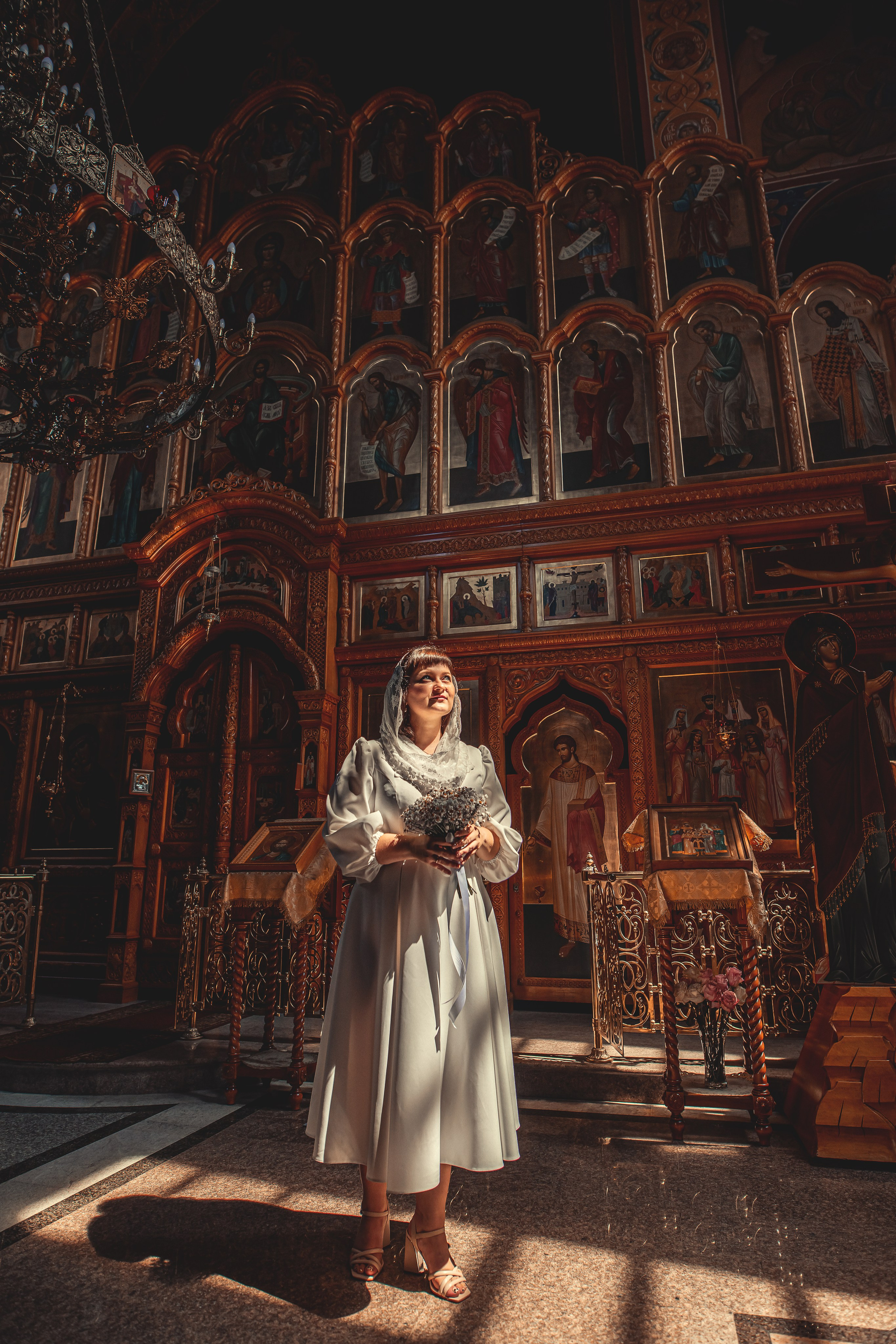 Фотограф Галина Молчанова - Съемка Таинства Венчания в храме святых царственных страстотерпцев в г. Курске. Невеста в лучах солнца с букетом в руках.