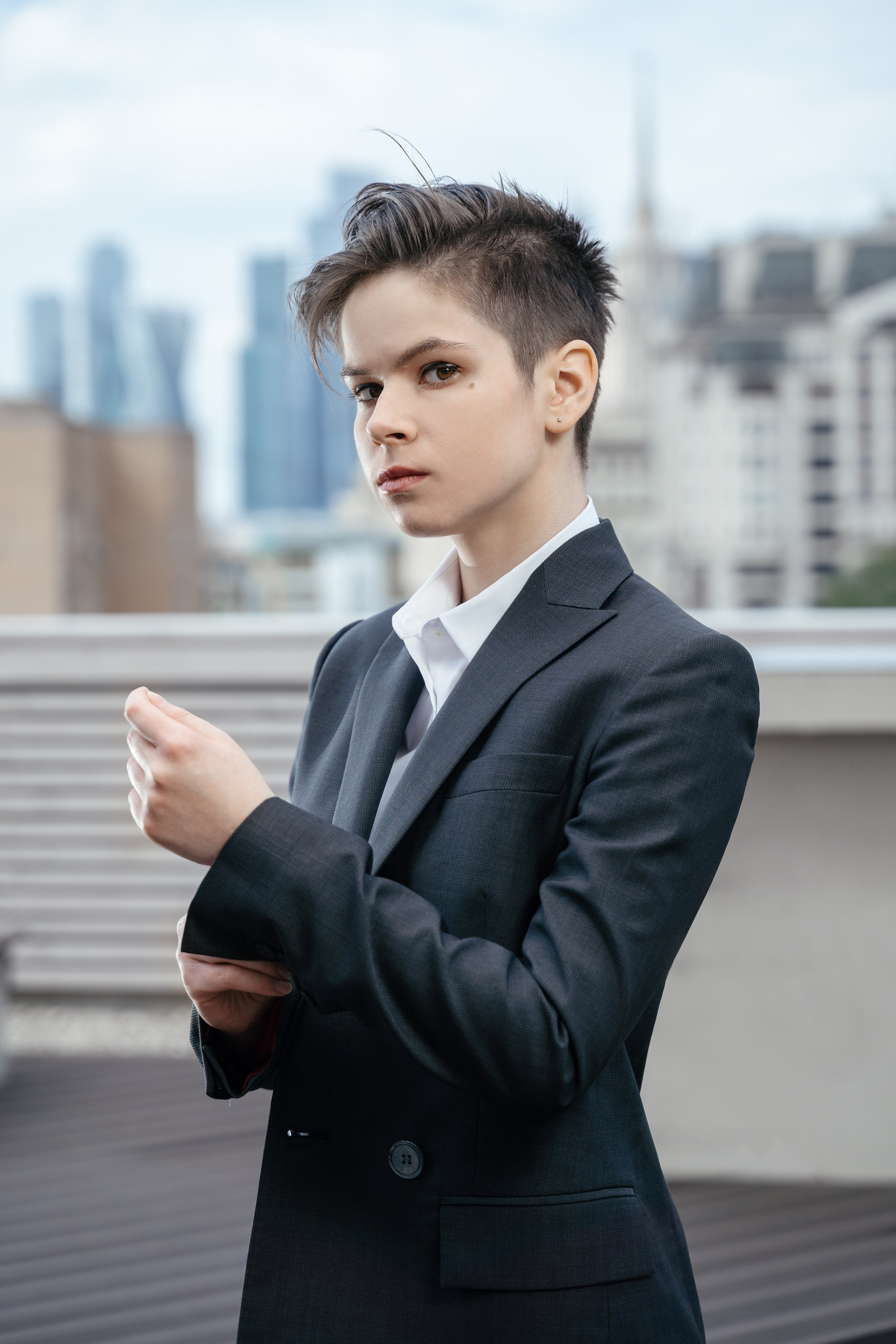 девушка в деловом костюме на фоне города