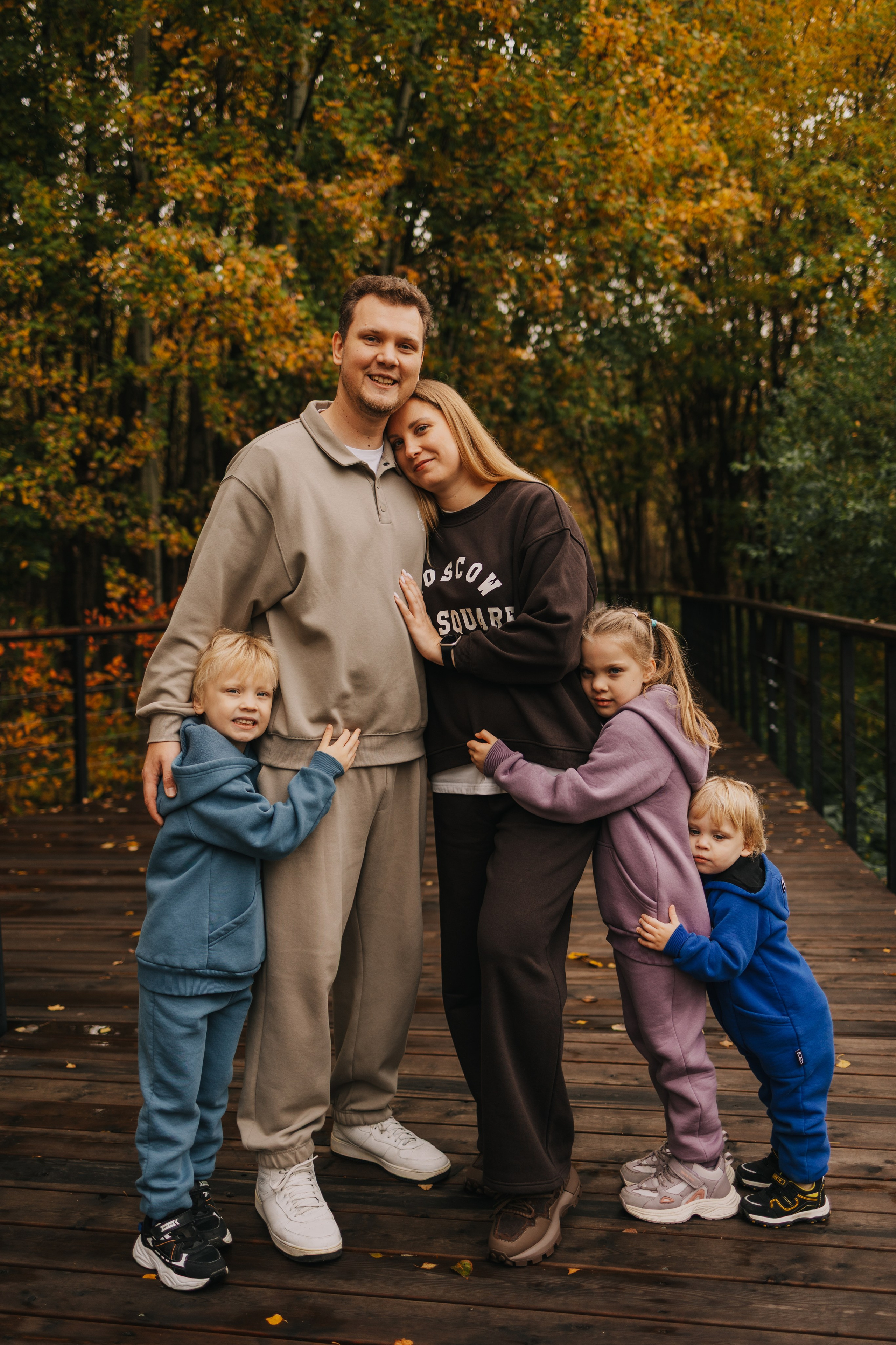 Вся семья на фотосессии в парке, осенние кадры
