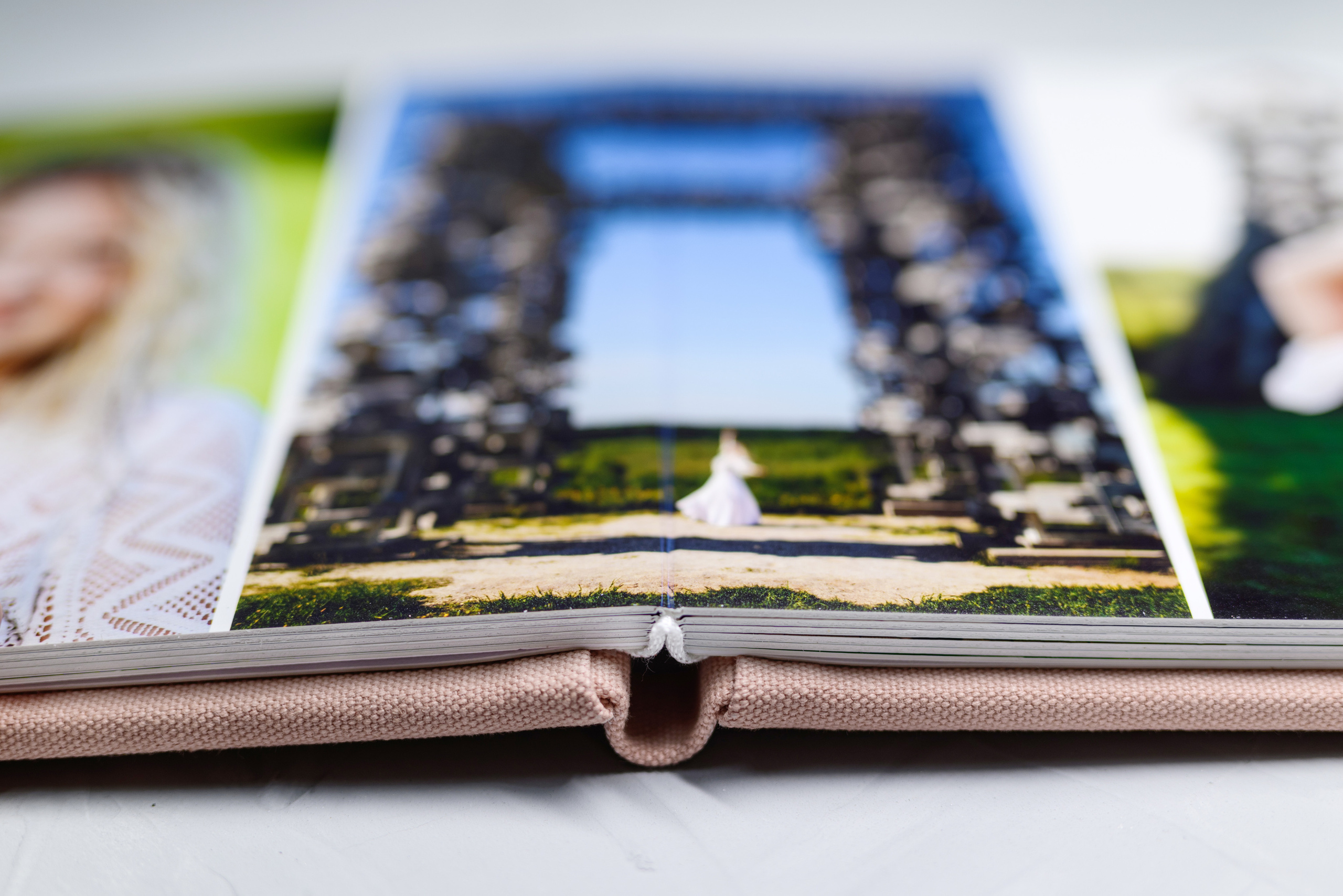 развороты книги вид сбоку у розовой книги из ткани