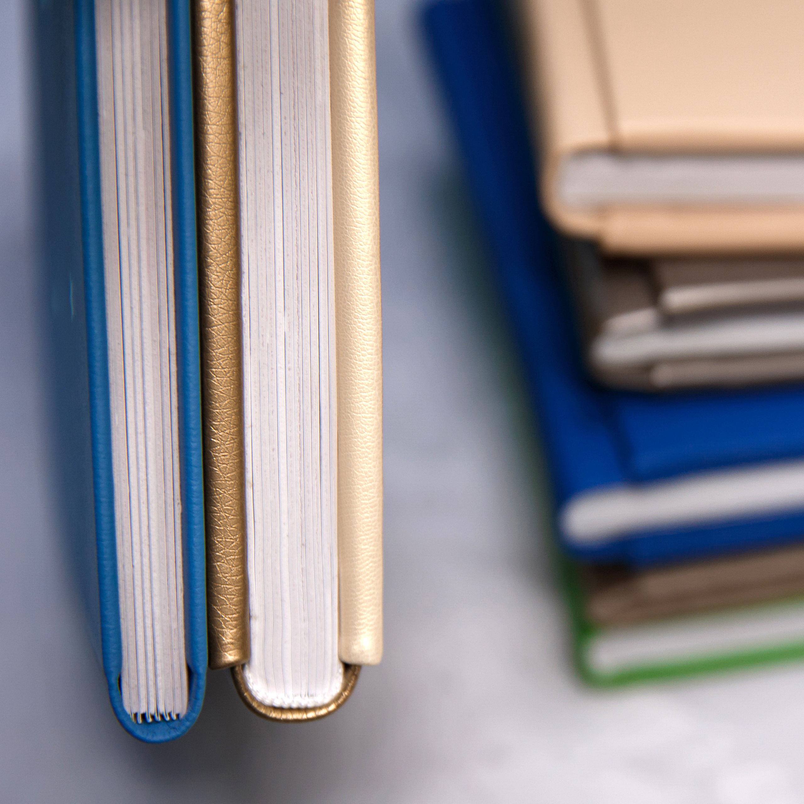 книги стоят боком а остальные лежат на на заднем пане