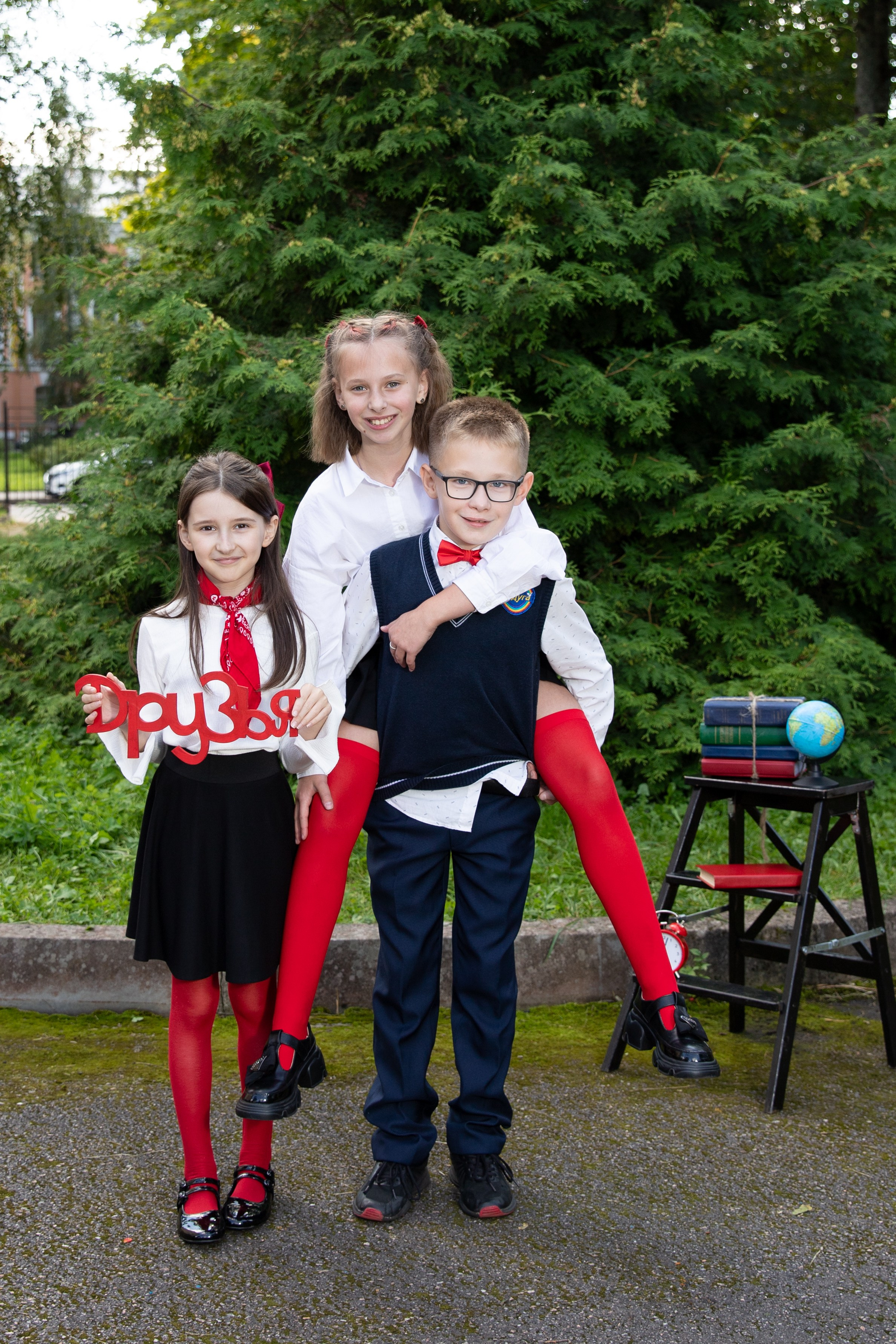 яркие акценты в школьной фотосессии для выпускных альбом 4 класс