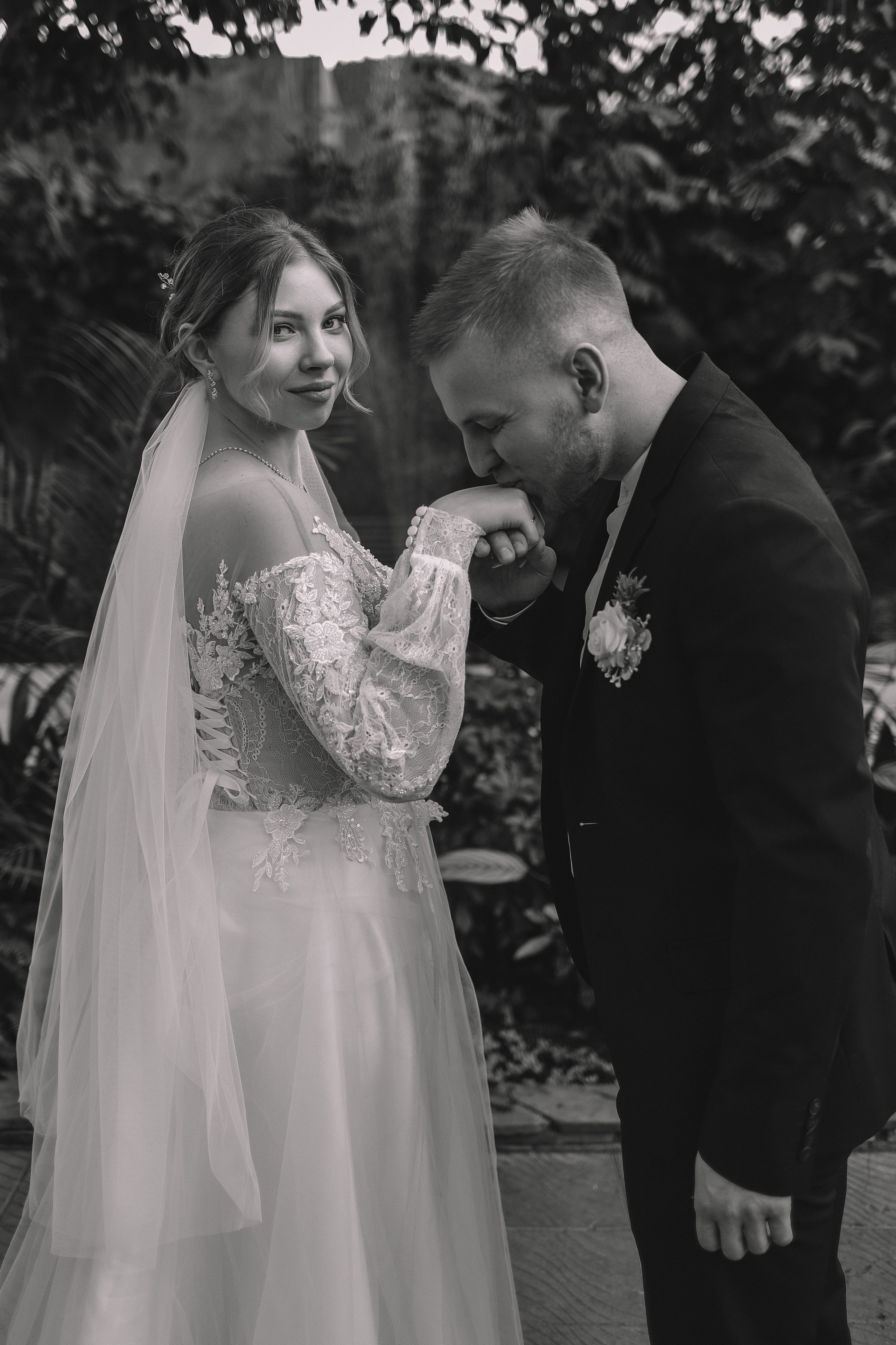 Черно-белый портрет пары, взгляд и улыбка