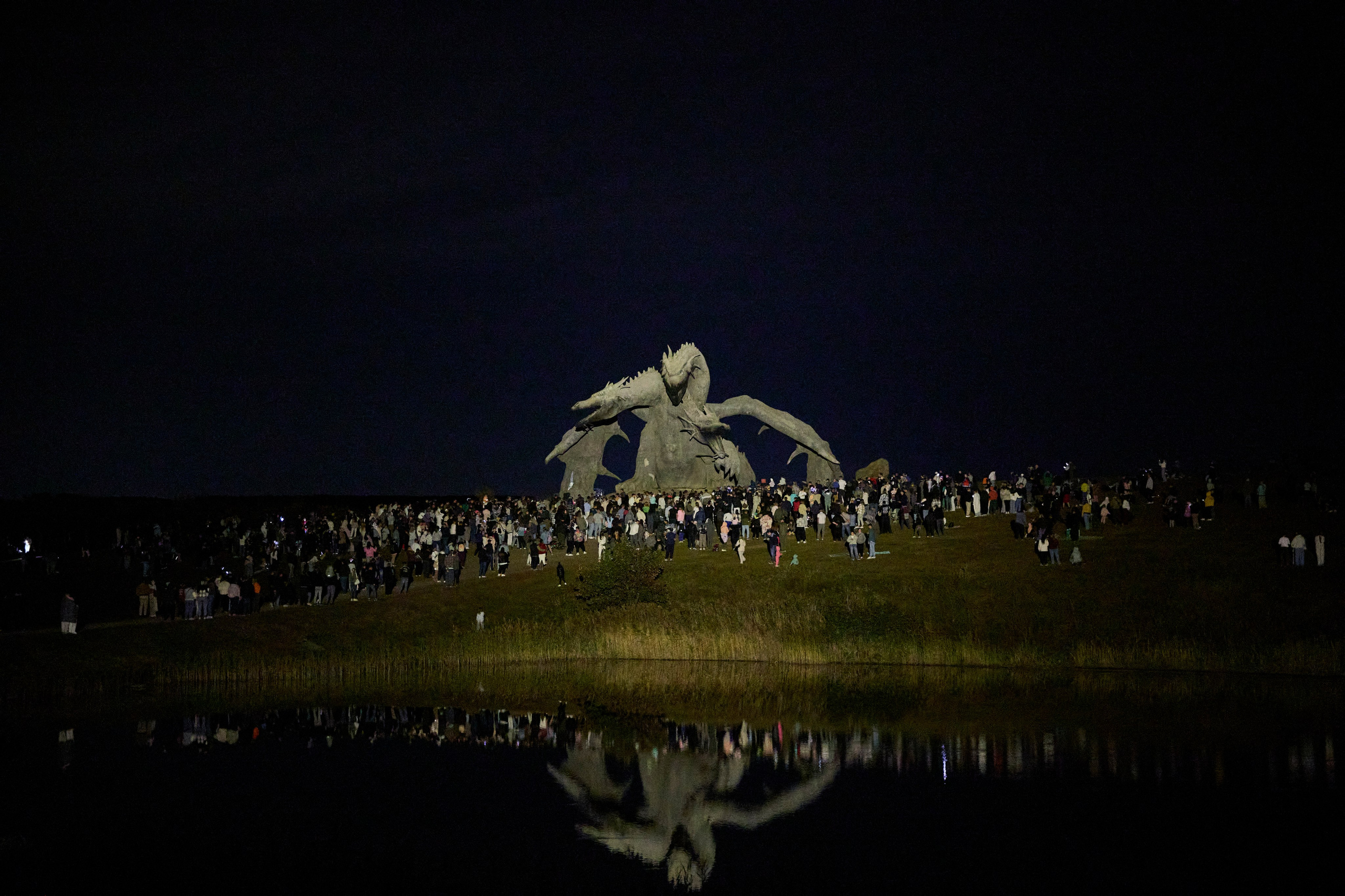 Вот она, та самая загадочная Кудыкина гора! Место сильное, красивое и очень гостеприимное. Отсюда, с вершины, открывается потрясающий вид на древний Дон. Кажется, будто стоишь на краю света, и перед тобой — вся великая история этой реки. Особенно волшебно здесь на закате, когда солнце окрашивает воду и небо в золотые и розовые края. Природа настоящая, степная, дышится очень легко. И вот среди этой природной мощи встречаешь удивительные рукотворные вещи. три богатыря сидят на поле. Отдыхают и ждут пока приготовится ужин. Или «Хоровод» на самой вершине. фигуры, взявшись за руки, словно охраняют покой этого места. Чувствуется какая-то особая сила и энергетика. Отличный повод задуматься о вечном и сделать классные кадры! Но главный сюрприз, ради которого многие и едут — ждёт в конце. Тот, кто даёт понять: вы действительно на Кудыкиной горе! Вот он, местный житель — огнедышащий Змей Горыныч. Теперь та самая поговорка «На Кудыкины горы воровать помидоры» звучит особенно смешно! Потому что с таким стражем ни о каких помидорах и речи быть не может. Его дело — охранять покой и устраивать по-настоящему огненное шоу на прощание. #dzen13 #желтаяшапочкаdz #кудыкинагора #тревел #змейгорыныч #топ