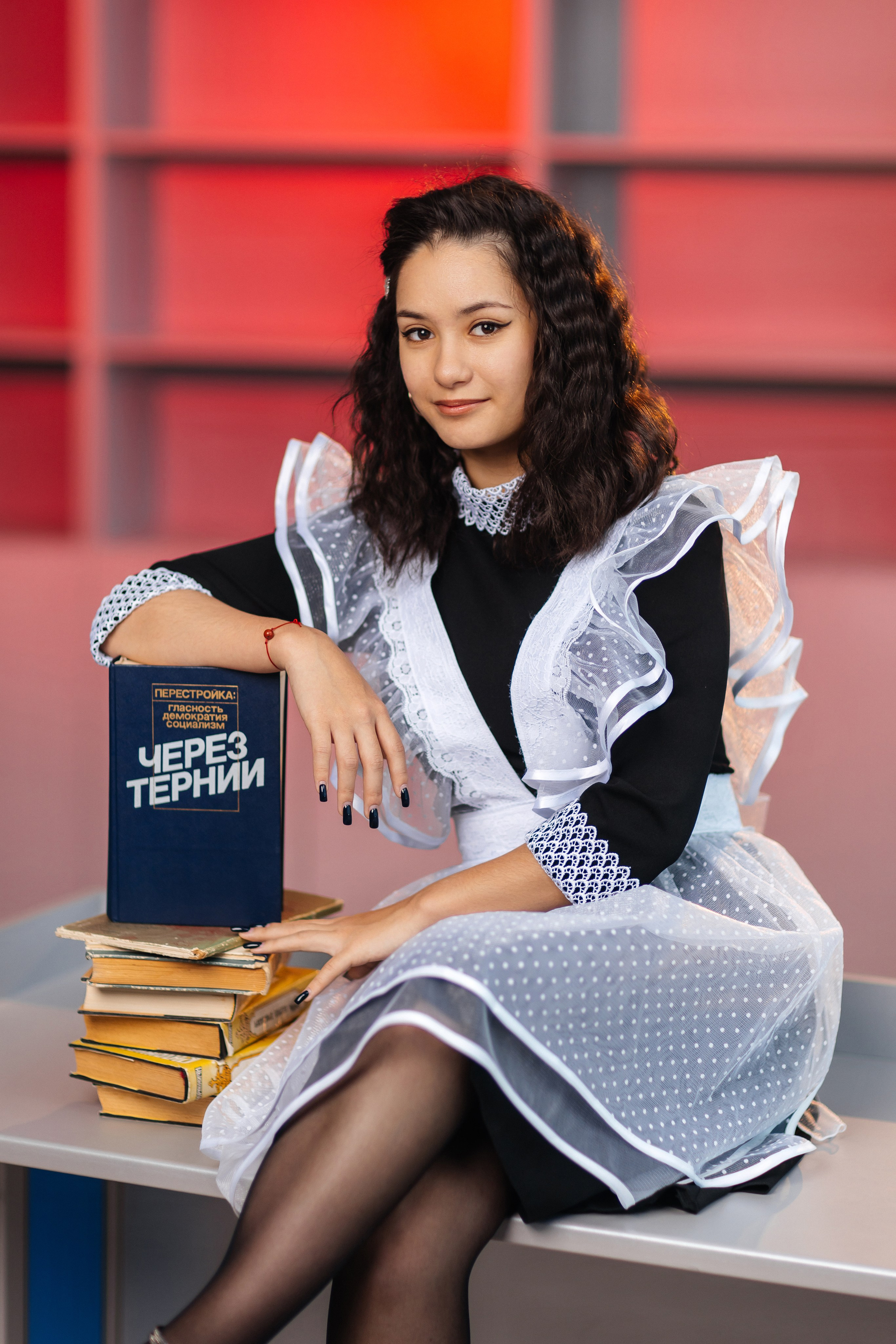 Портрет на парте с книгой