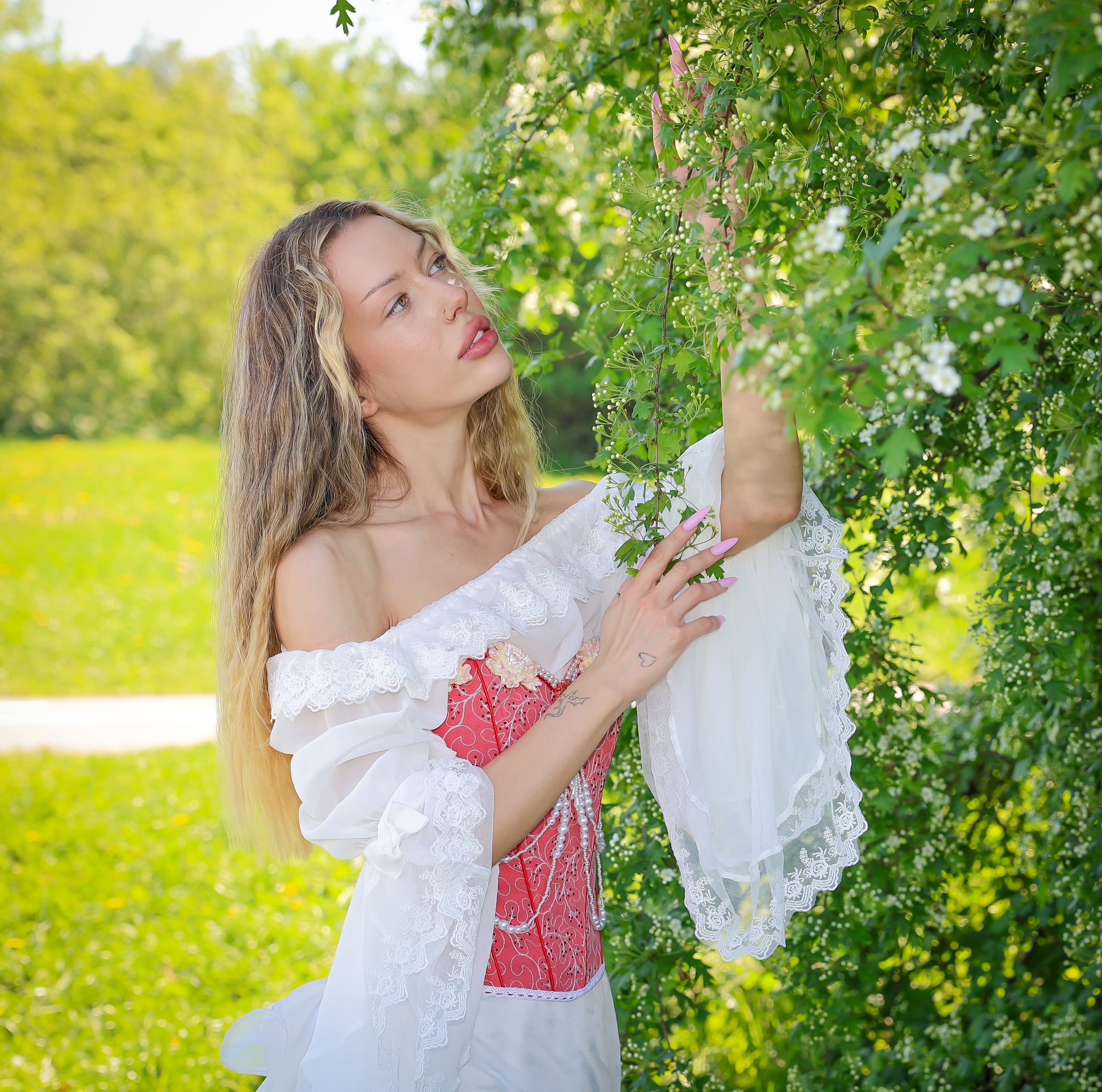 Женский портрет среди зелени и цветущих деревьев, фотограф Карасёва Елена