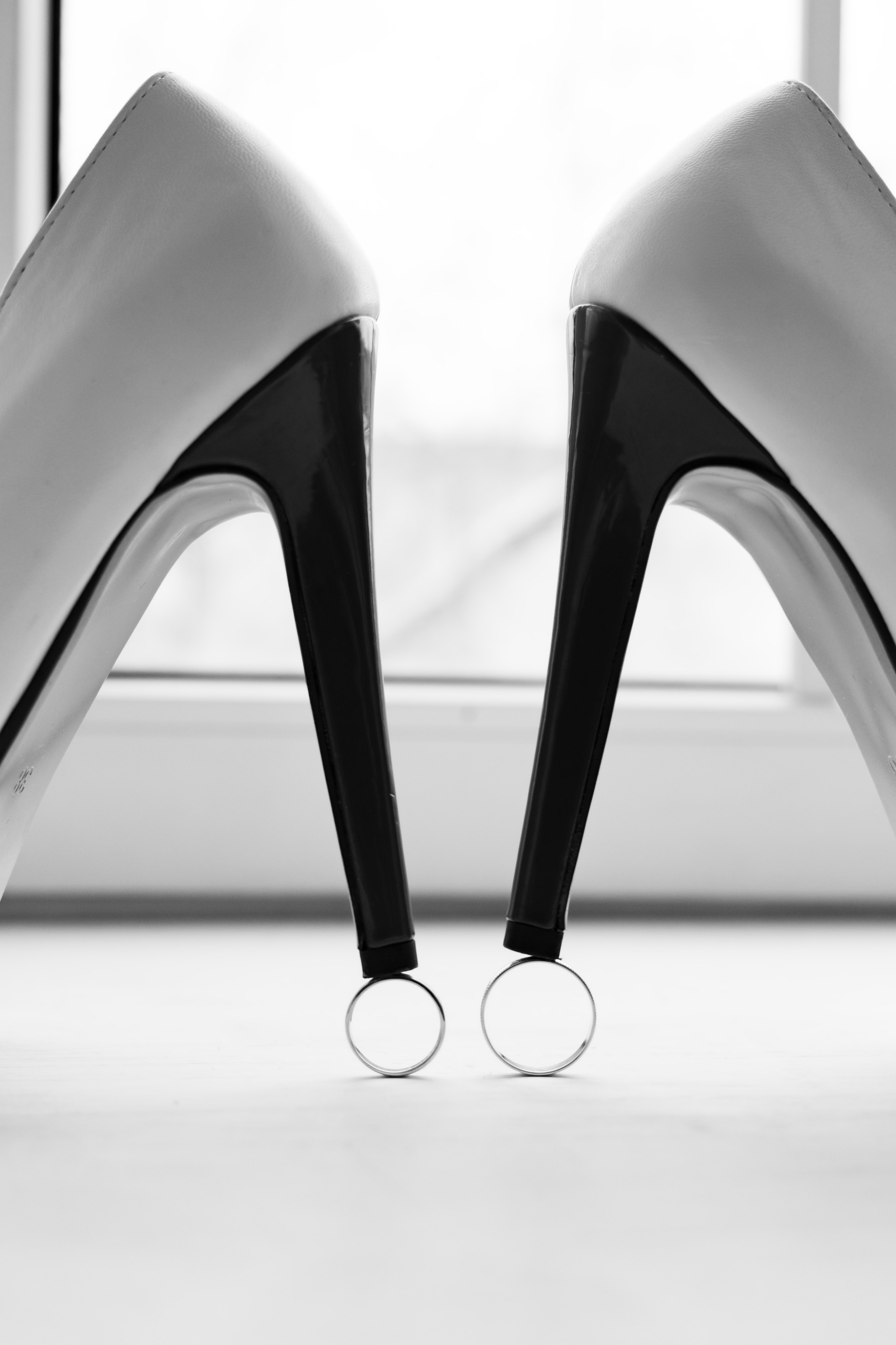 Оригинальная композиция из свадебных туфлей и обручальных колец. Свадебная фотосессия Астрахань.