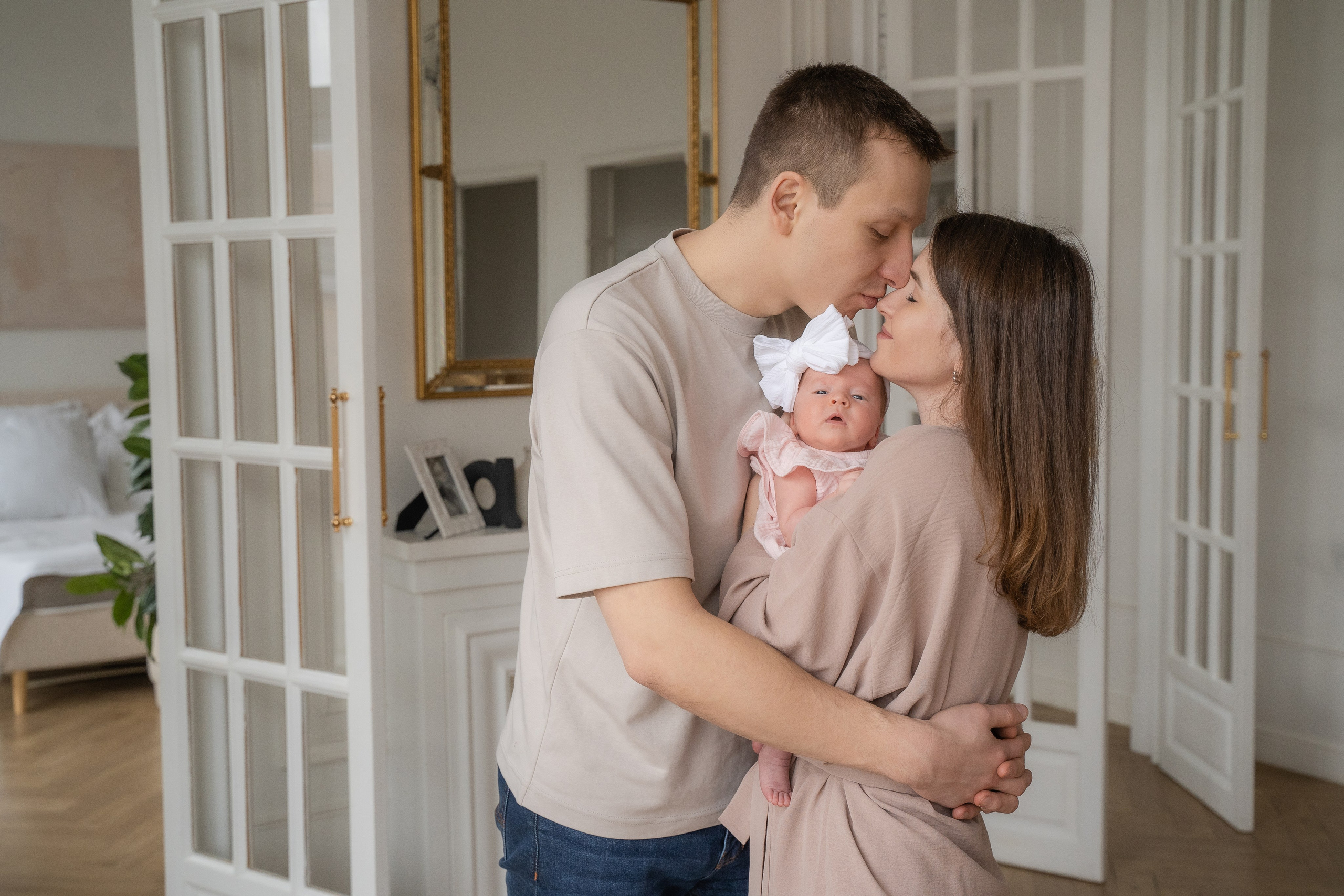 Лайфстайл фотосессия новорожденной в студии