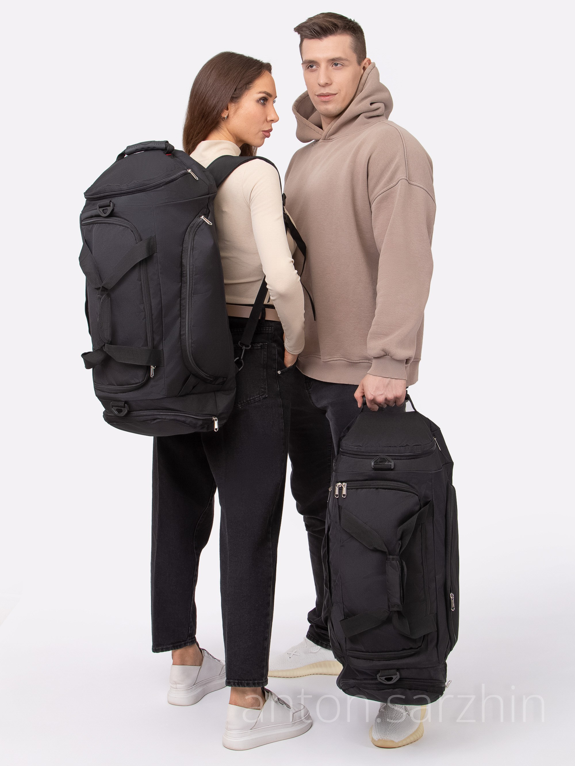 Парная съемка моделей с сумками в студии