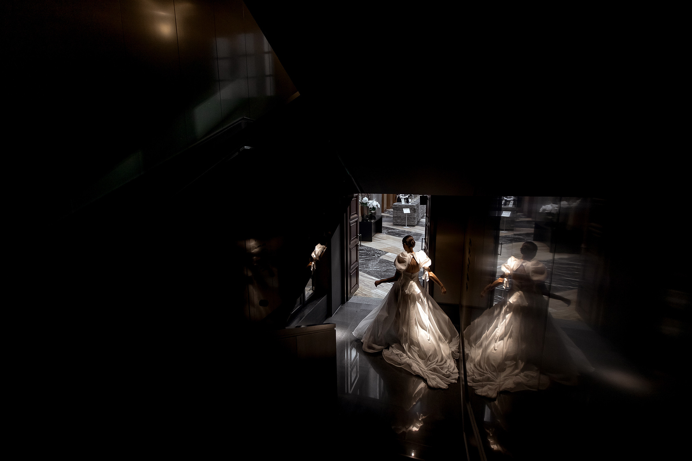 Необычная фотография невесты в красивом свадебном платье в интерьере