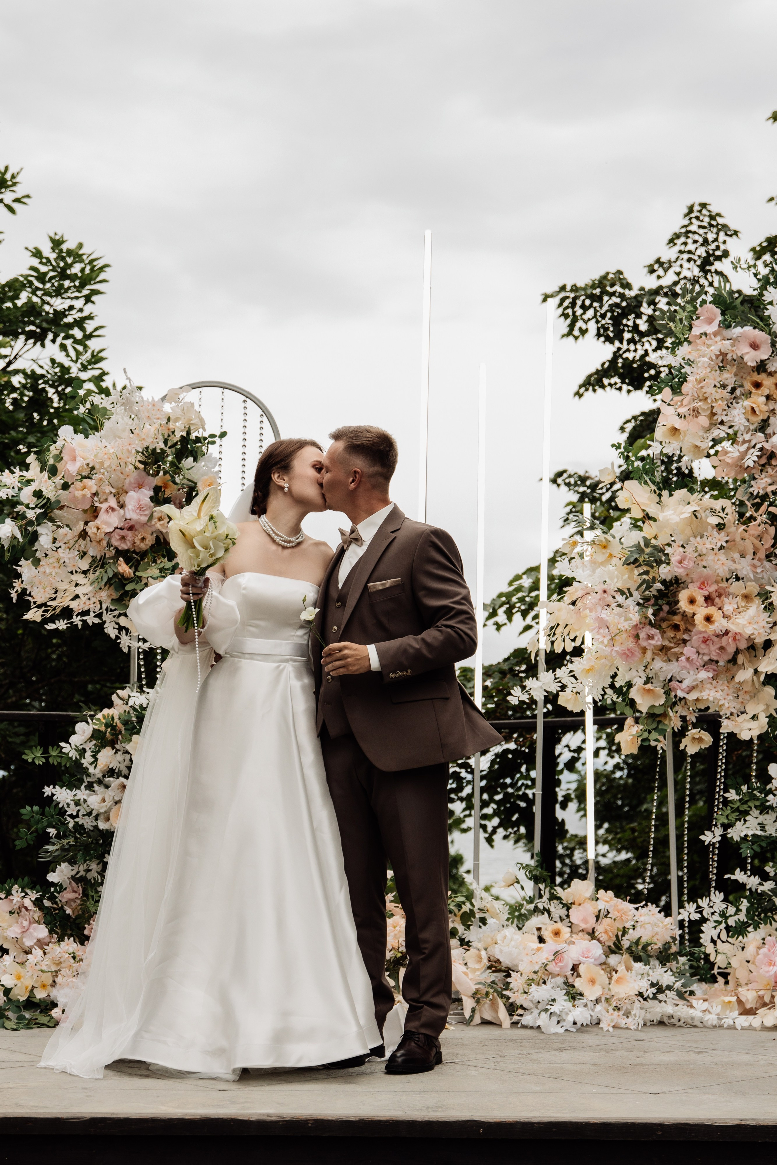 Я создаю профессиональные фотографии, которые сохраняют эмоции, детали и атмосферу вашего праздника. Свадебный фотограф во Владивостоке