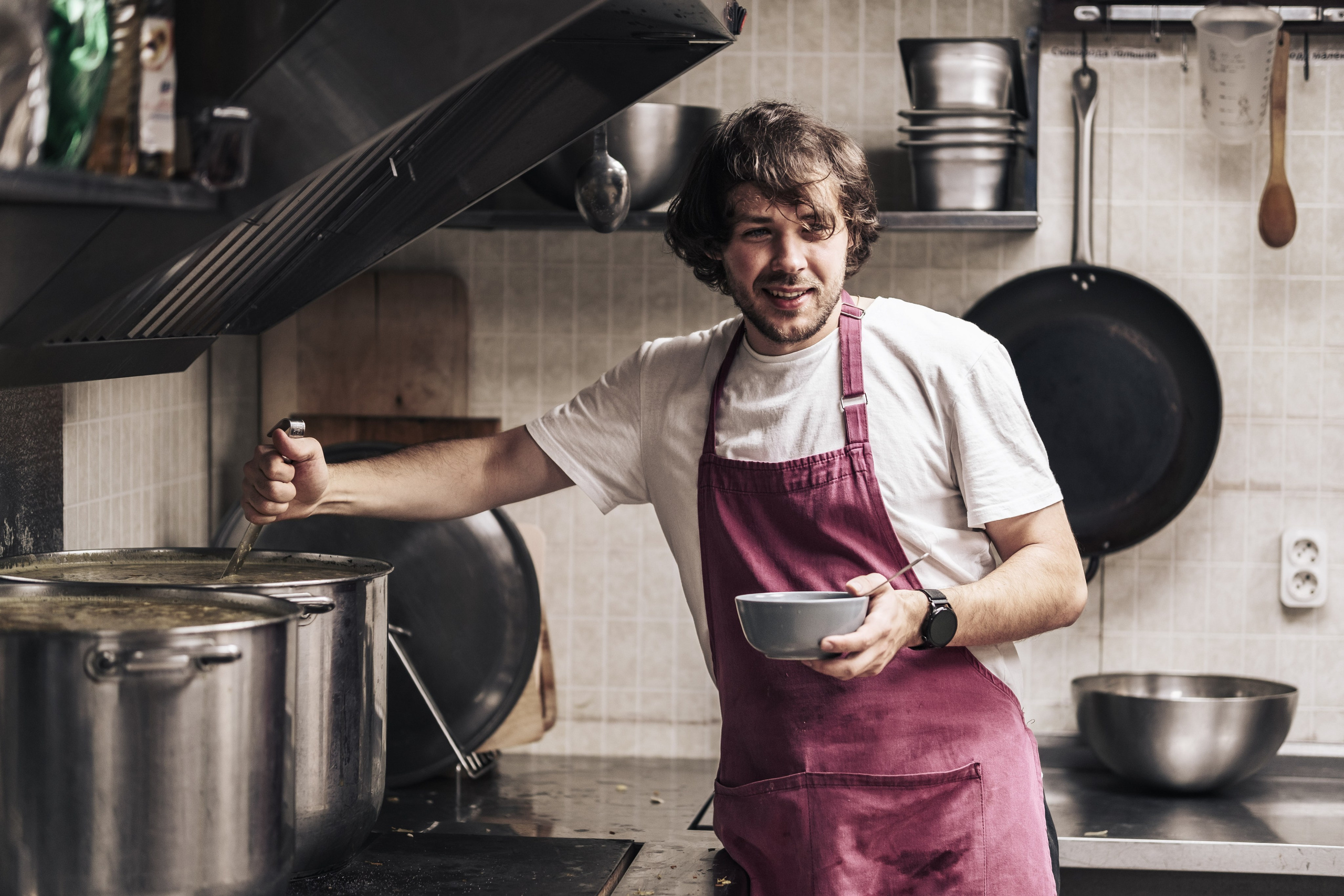 Готовка для бездомных и кормление их в Москве. Фотограф в Москве Максим Скоробогатов