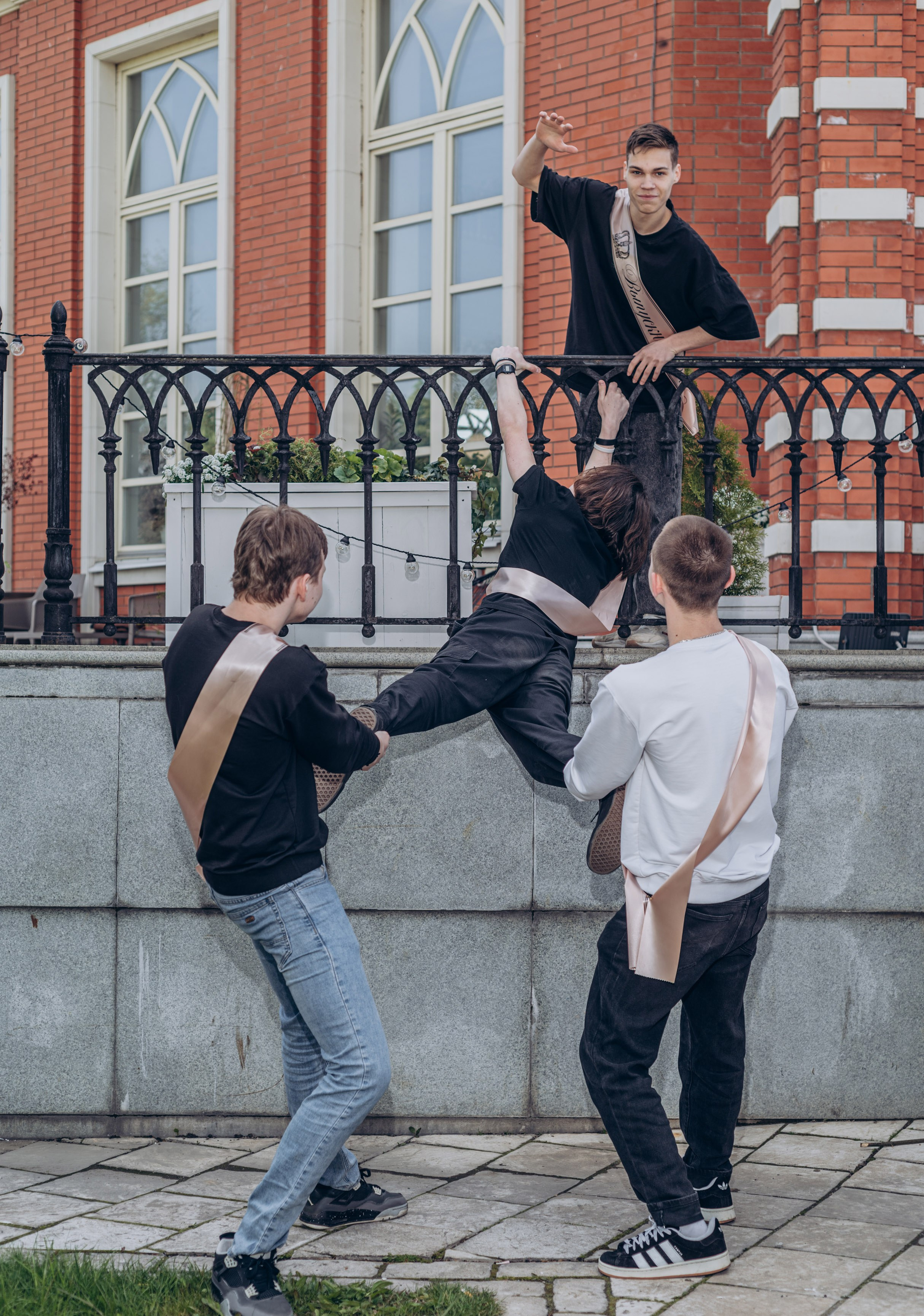 Выпускной альбом с душой — фотосессия, ретушь и дизайн в Москве. MILATE — выпускные альбомы, фотосессии и видео в Москве