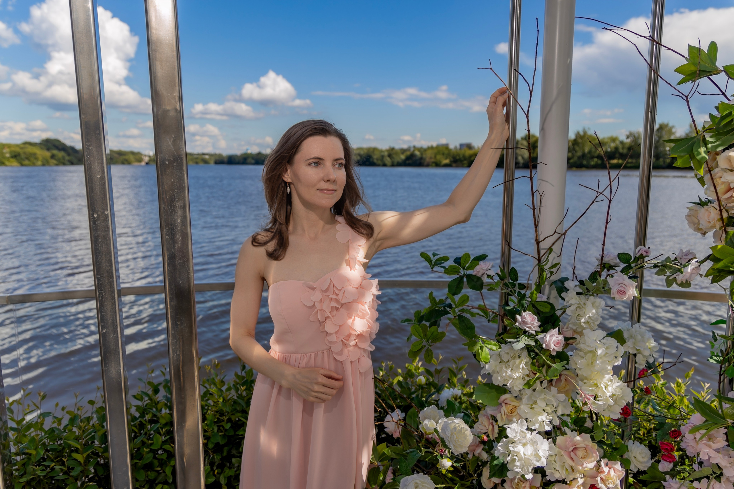 Фотосессия на новой набережной Коломенского: нежность, цветы и вдохновение. Репортажный, семейный и студийный фотограф в Москве Демин Алексей