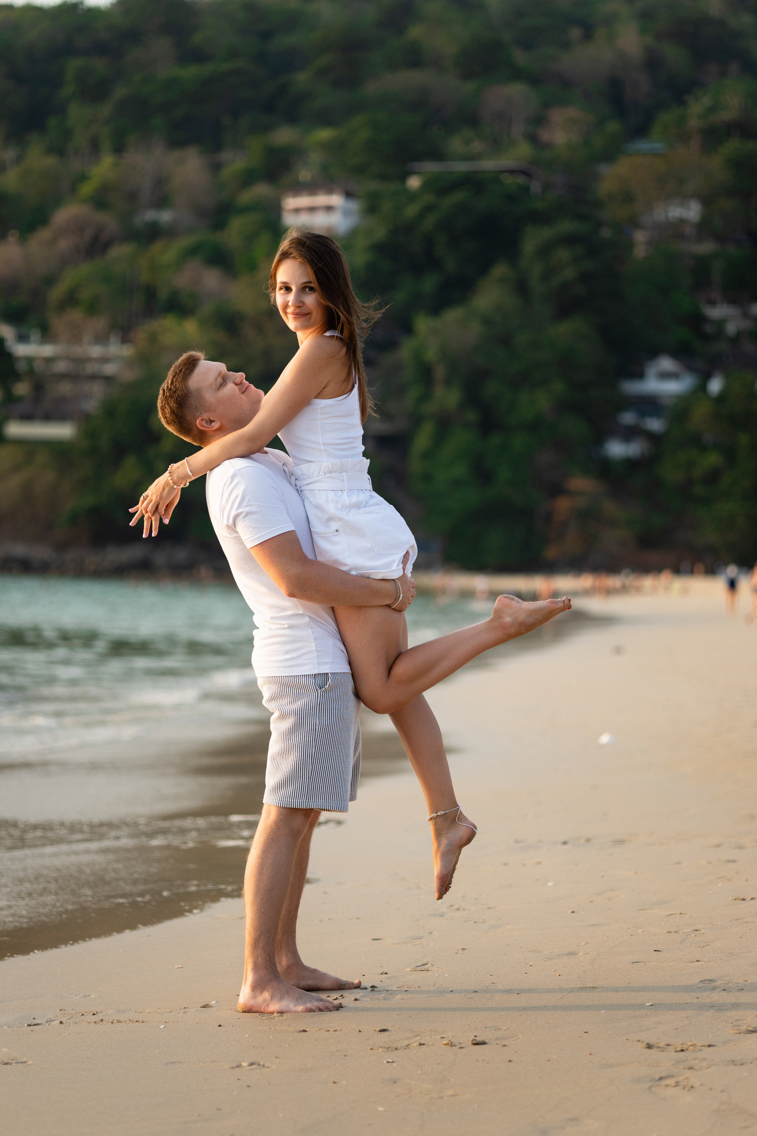 Love Story на Пхукете: фотосессия для пары на пляже Карон. Фотограф на Пхукете в Таиланде