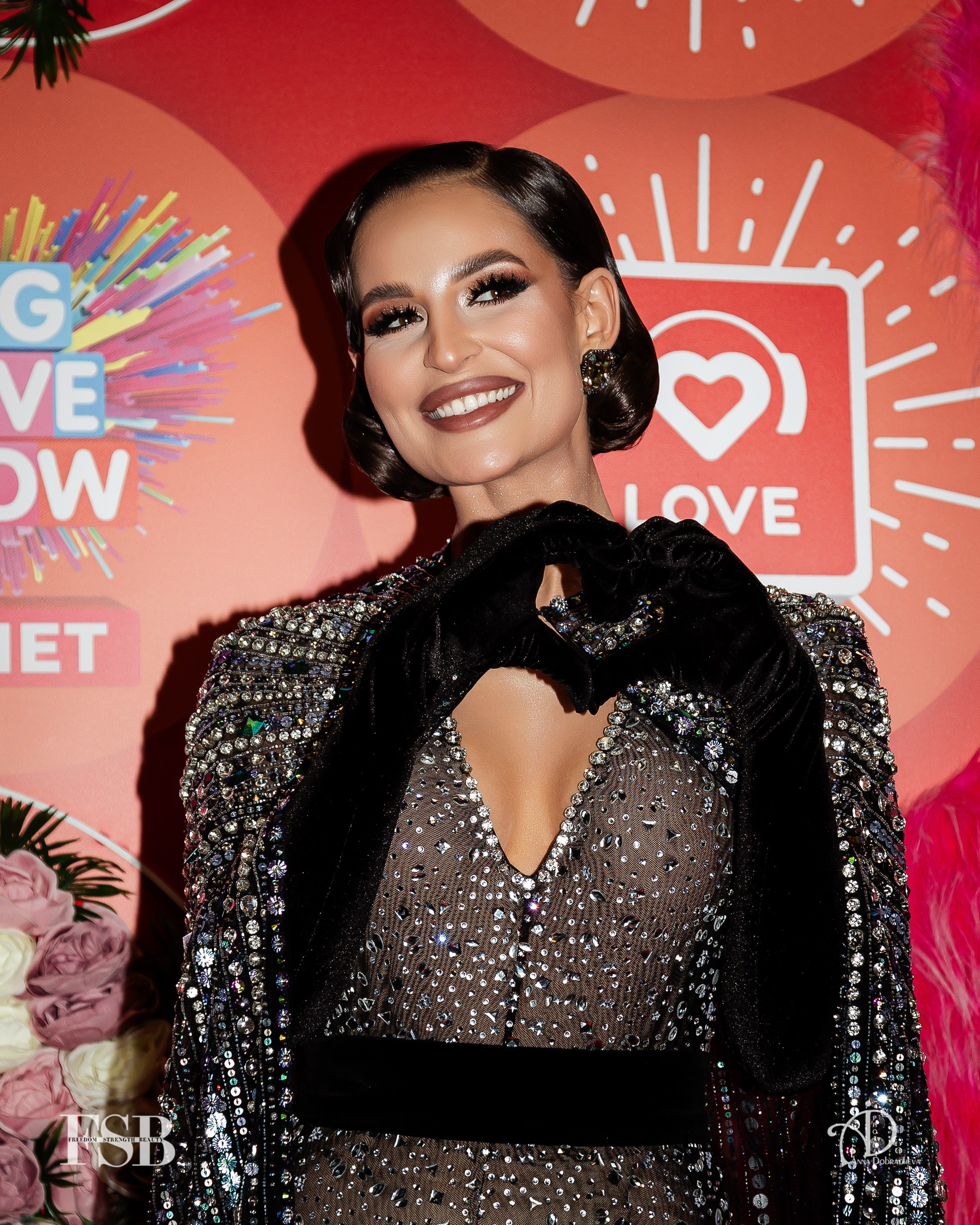 Seville (Artik & Asti) сделала сердчеко из пальцев на красной дорожке в Москве BIG LOVE SHOW 2024 портрет