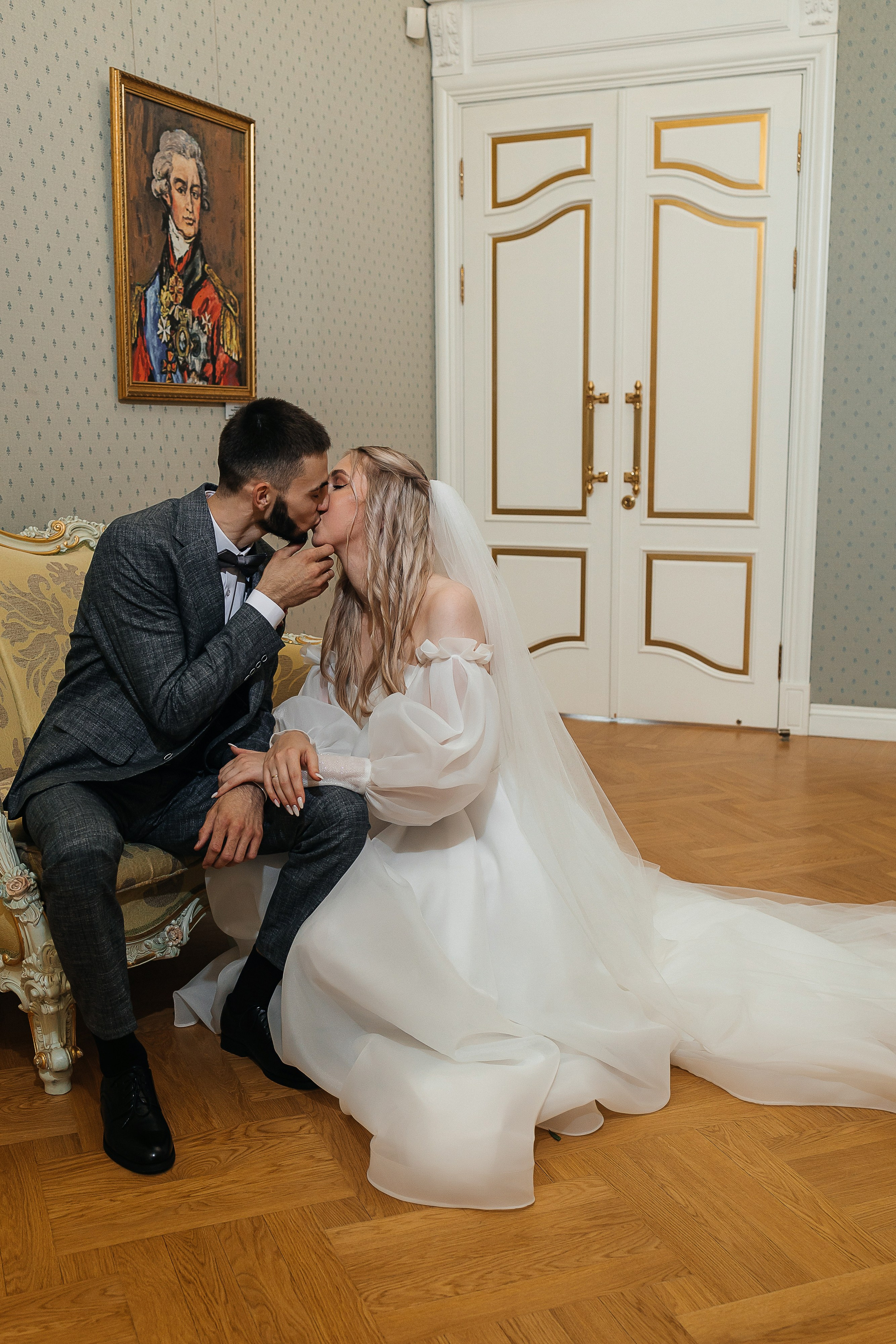 Чувственная первая встреча пары в отеле. Олег Сверчков | Свадебный фотограф Вологда