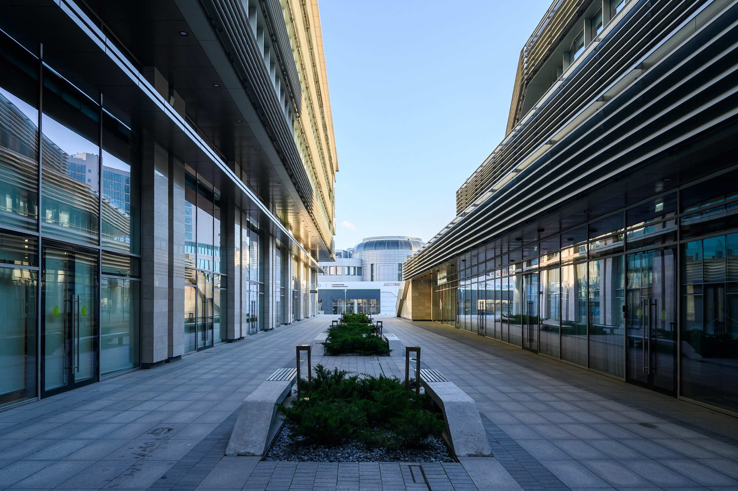 Просторный двор URBAN как площадка для фотосессий. Фотограф Алексей Клейменов