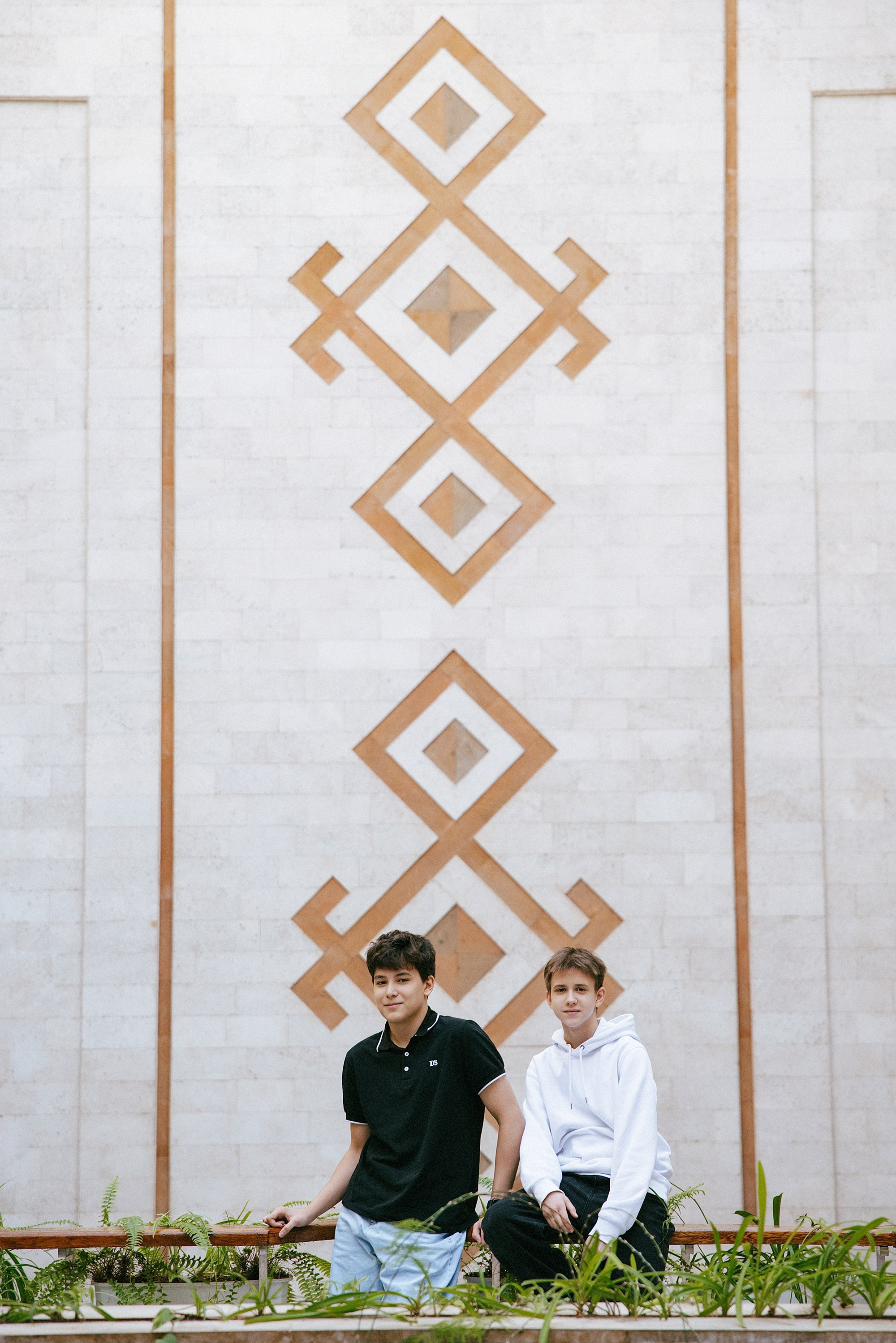 Выпускники в здании Дома профсоюзов, геометрический орнамент на стене, советская эстетика, фотосъёмка для школьного альбома.