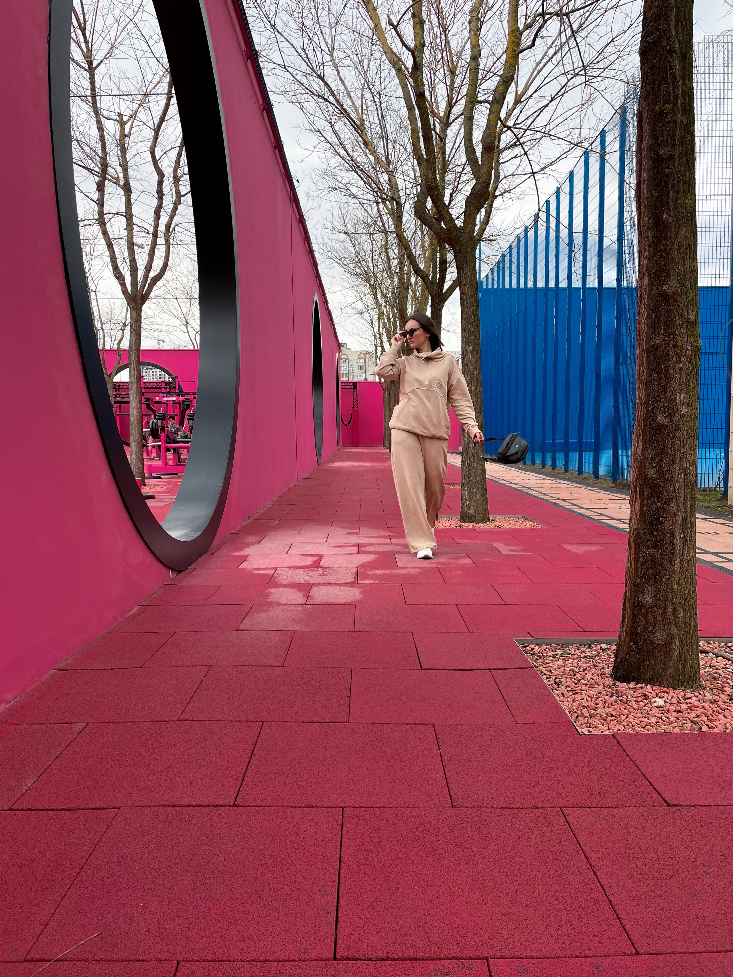 Уличная фотосъемка для контента на айфон. AI Фотограф Краснодар: мужские и женские фотосессии, стилизация съемки. Нейро-фотосессии онлайн