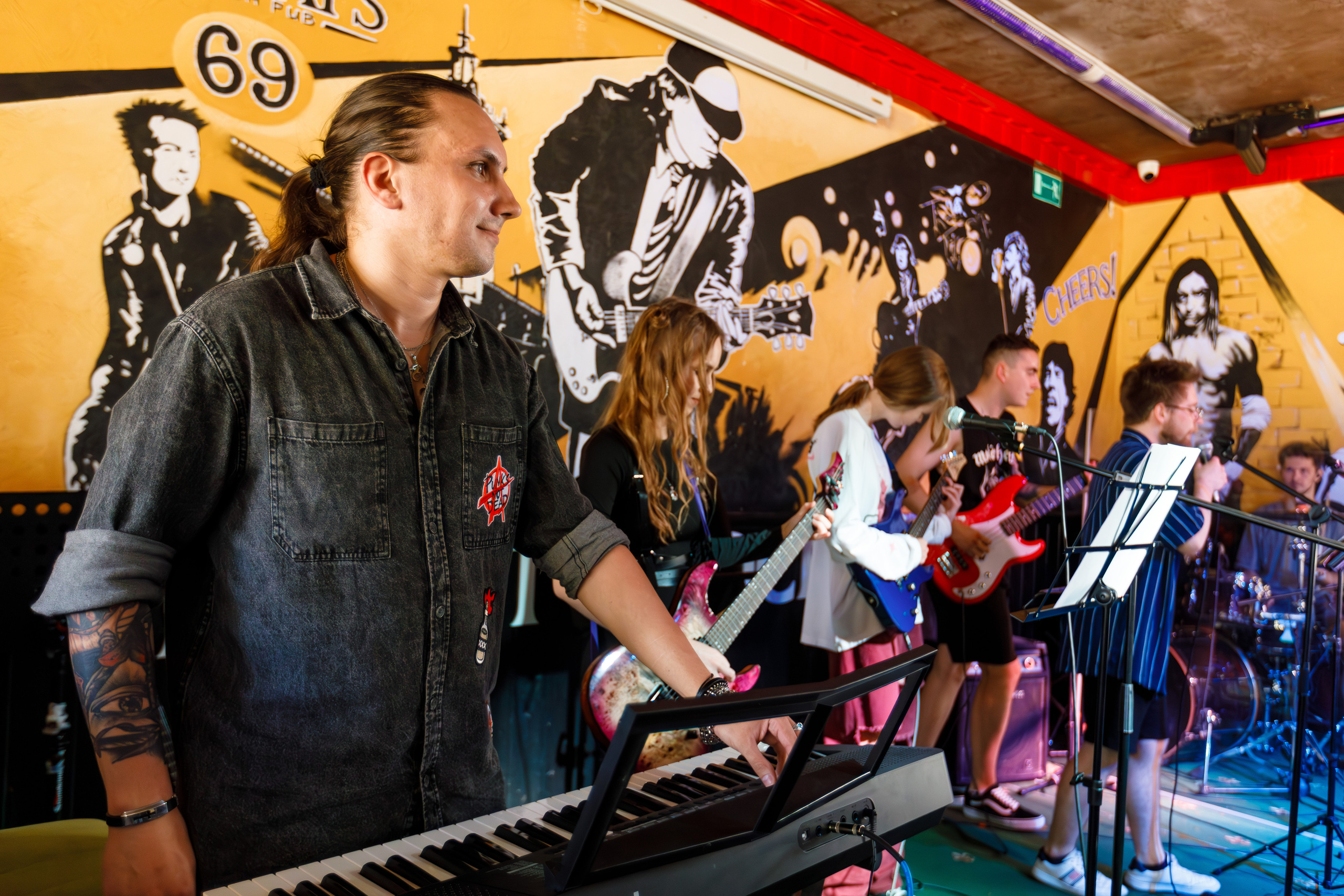 Выпускной в Нешколе Гитары в Сочи в баре Харатс