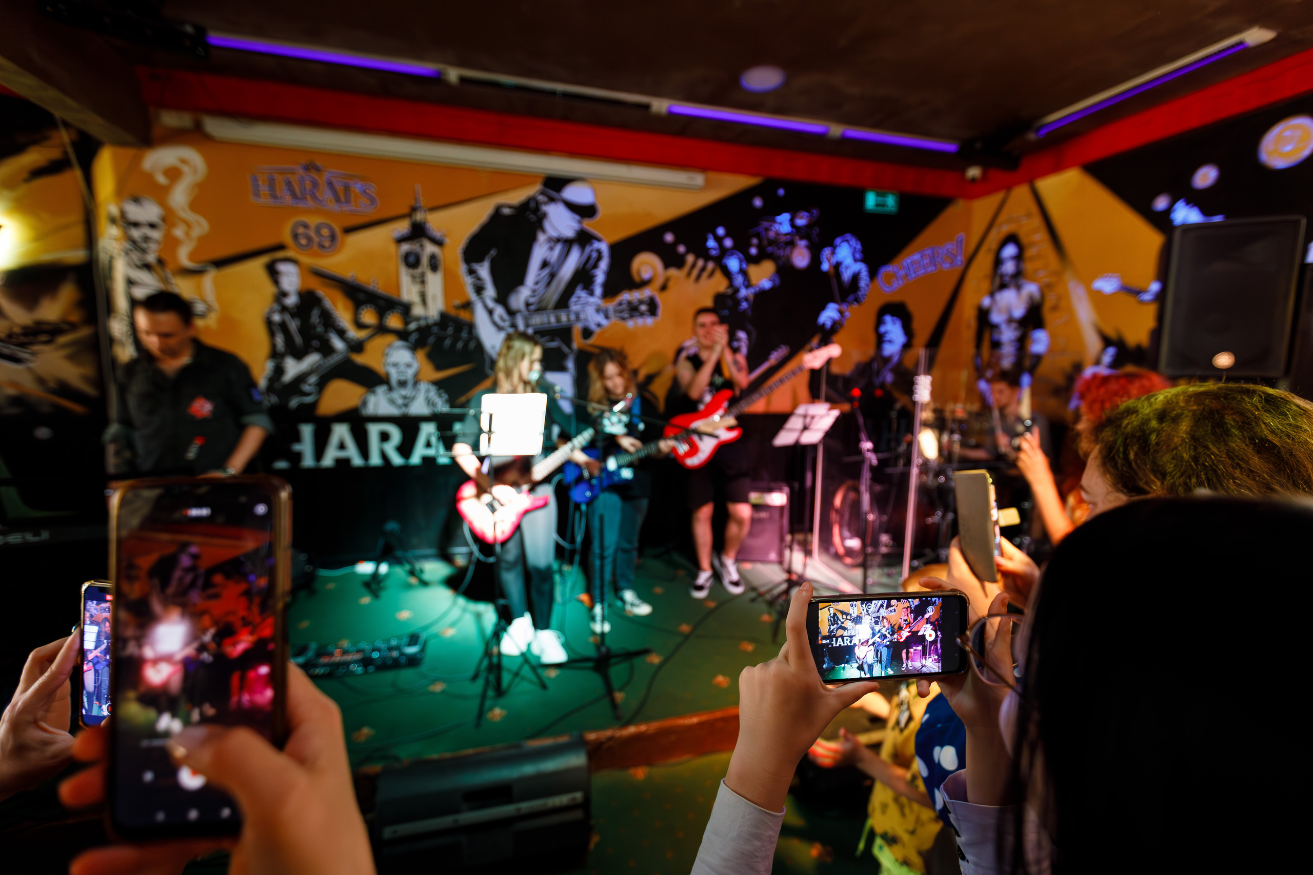 выпускной не школы гитары в баре Харатс в Сочи