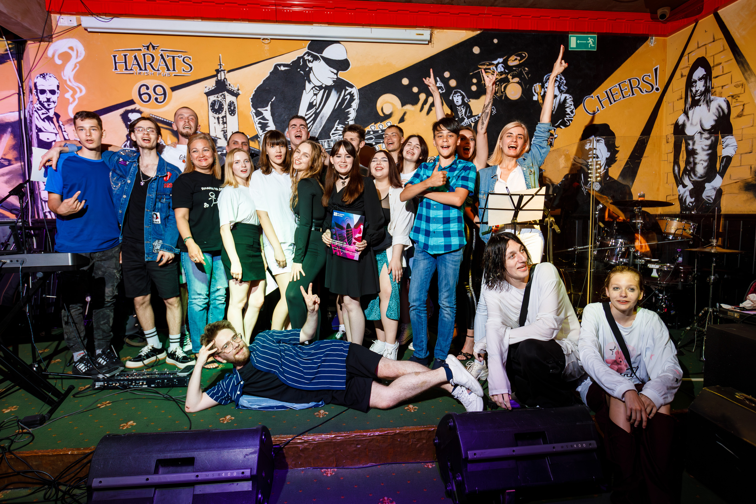 Общая фотография выпускников и учителей не школы гитары в баре Харатс в Сочи