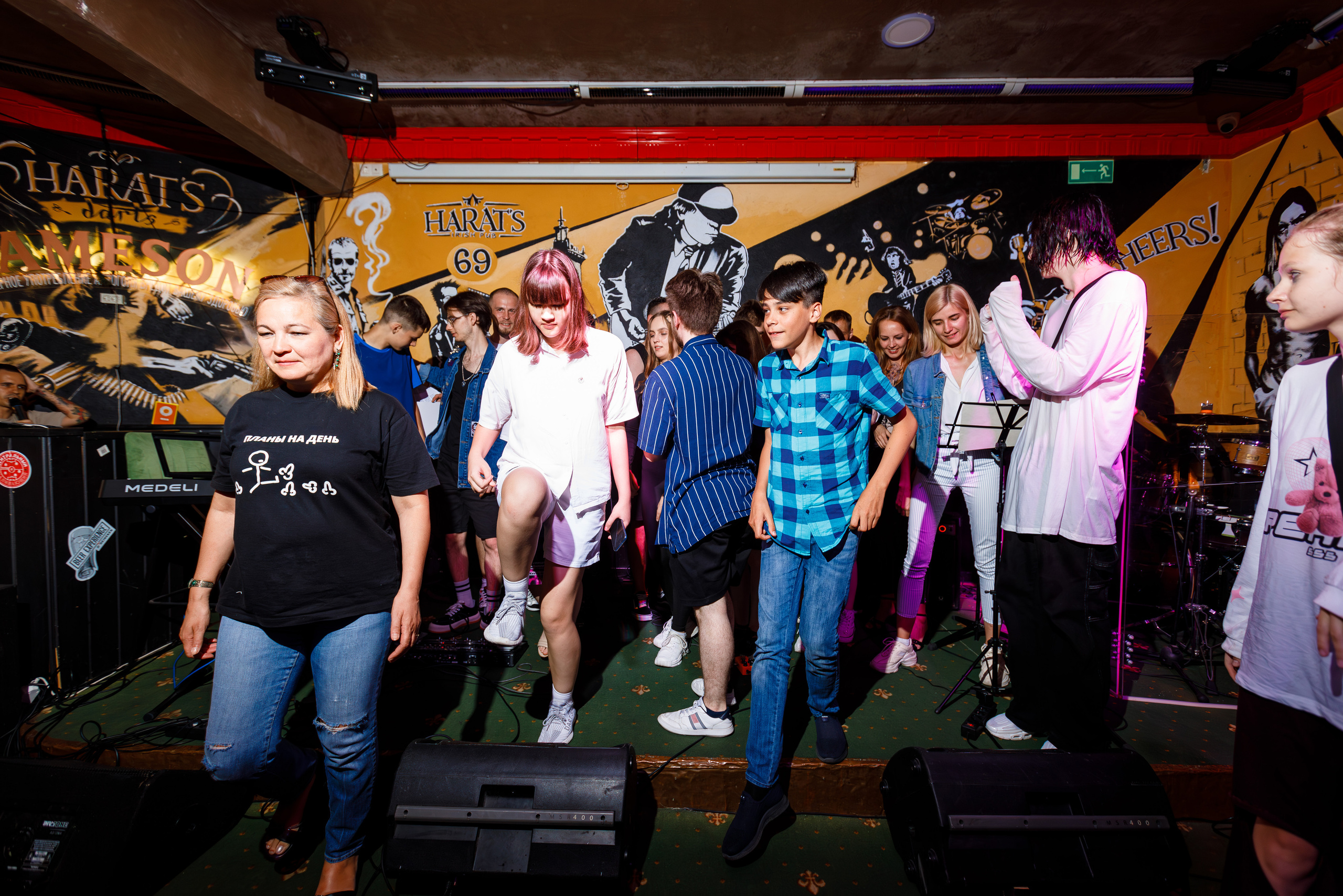 Общая фотография выпускников и учителей не школы гитары в баре Харатс в Сочи