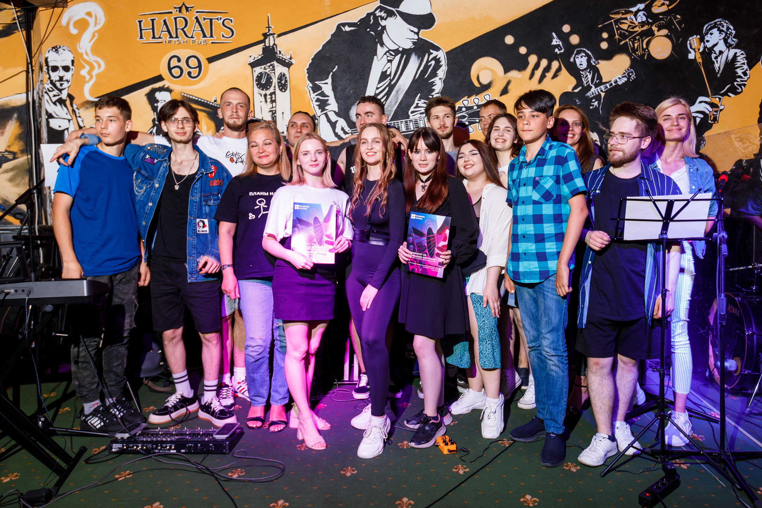 Общая фотография выпускников и учителей не школы гитары в баре Харатс в Сочи