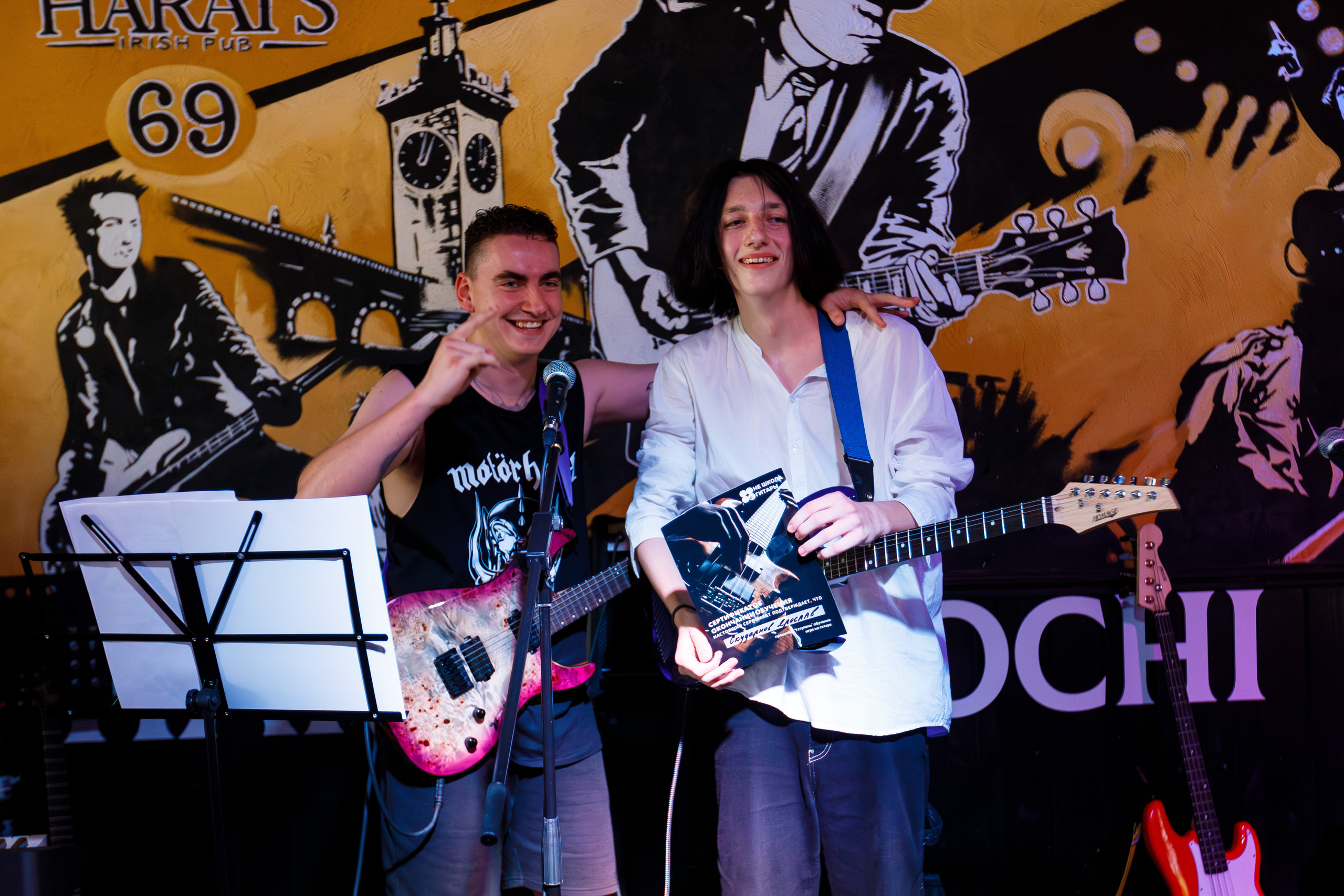 выпускной не школы гитары в баре Харатс в Сочи