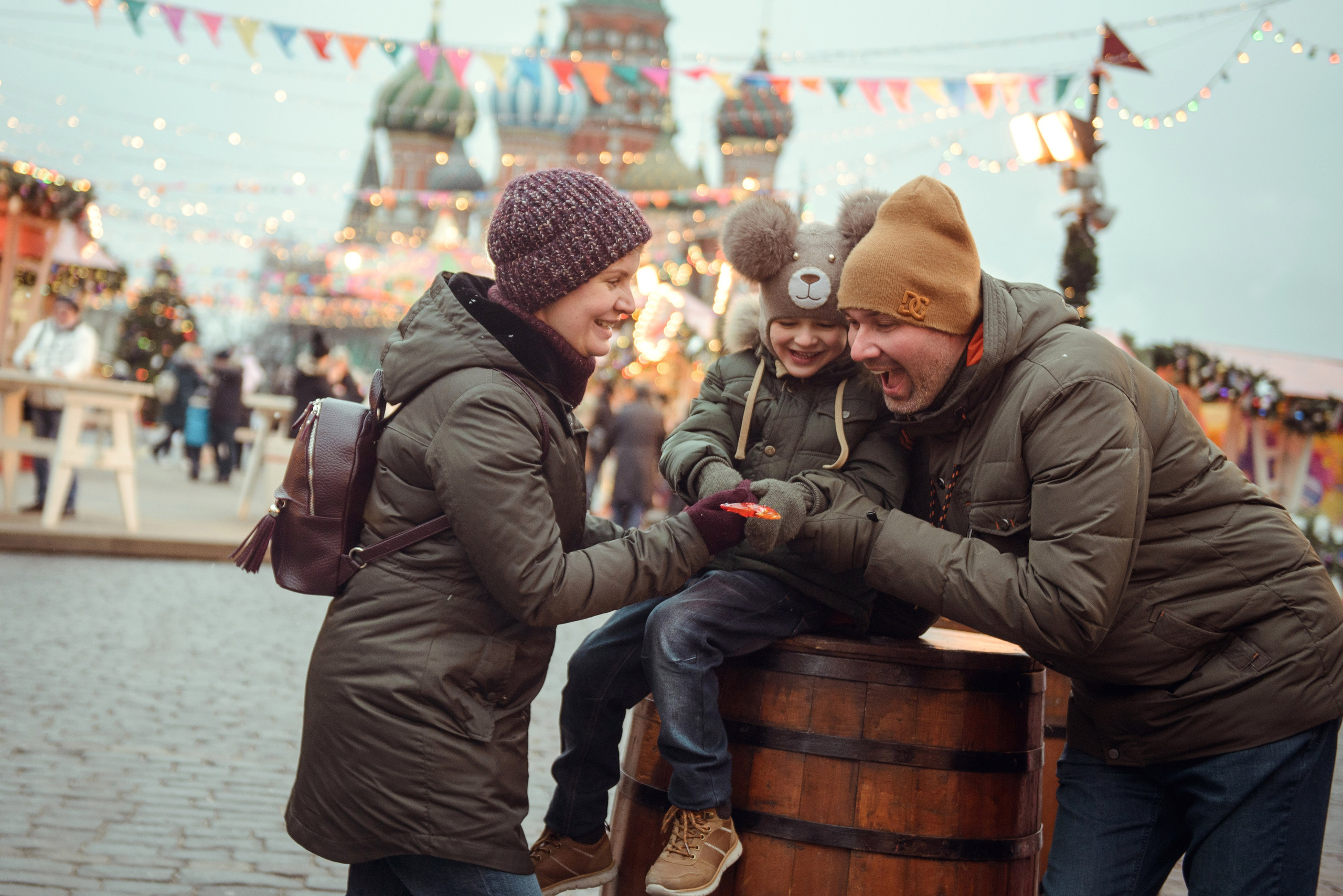 family photo shoot walking in the city. New Year Christmas photoshoot (Photographer in Edinburgh Elena Carruthers)